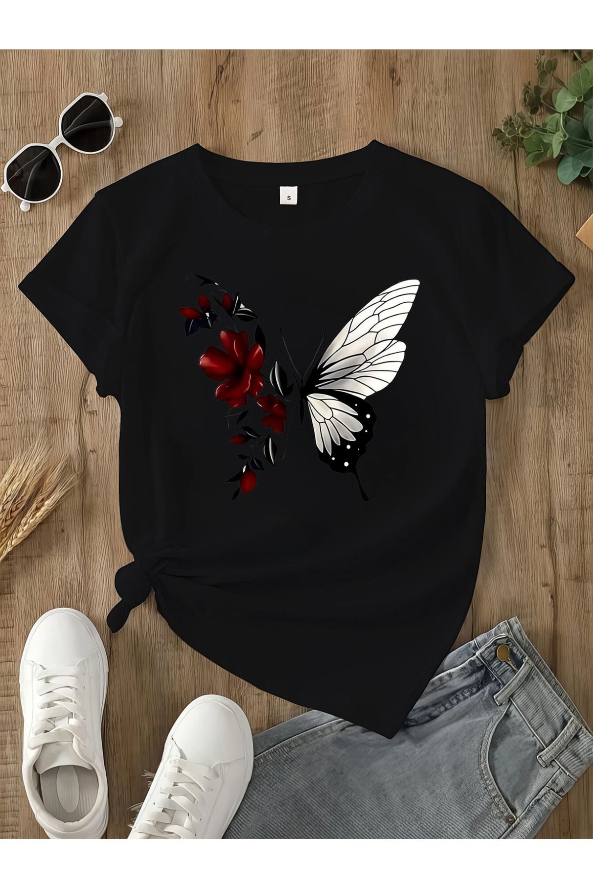 aynewmoda Kadın Siyah Kelebek ve Kırmızı Çiçek Baskılı Tişört - Kısa Kollu, Yuvarlak Yaka, Normal Kesim