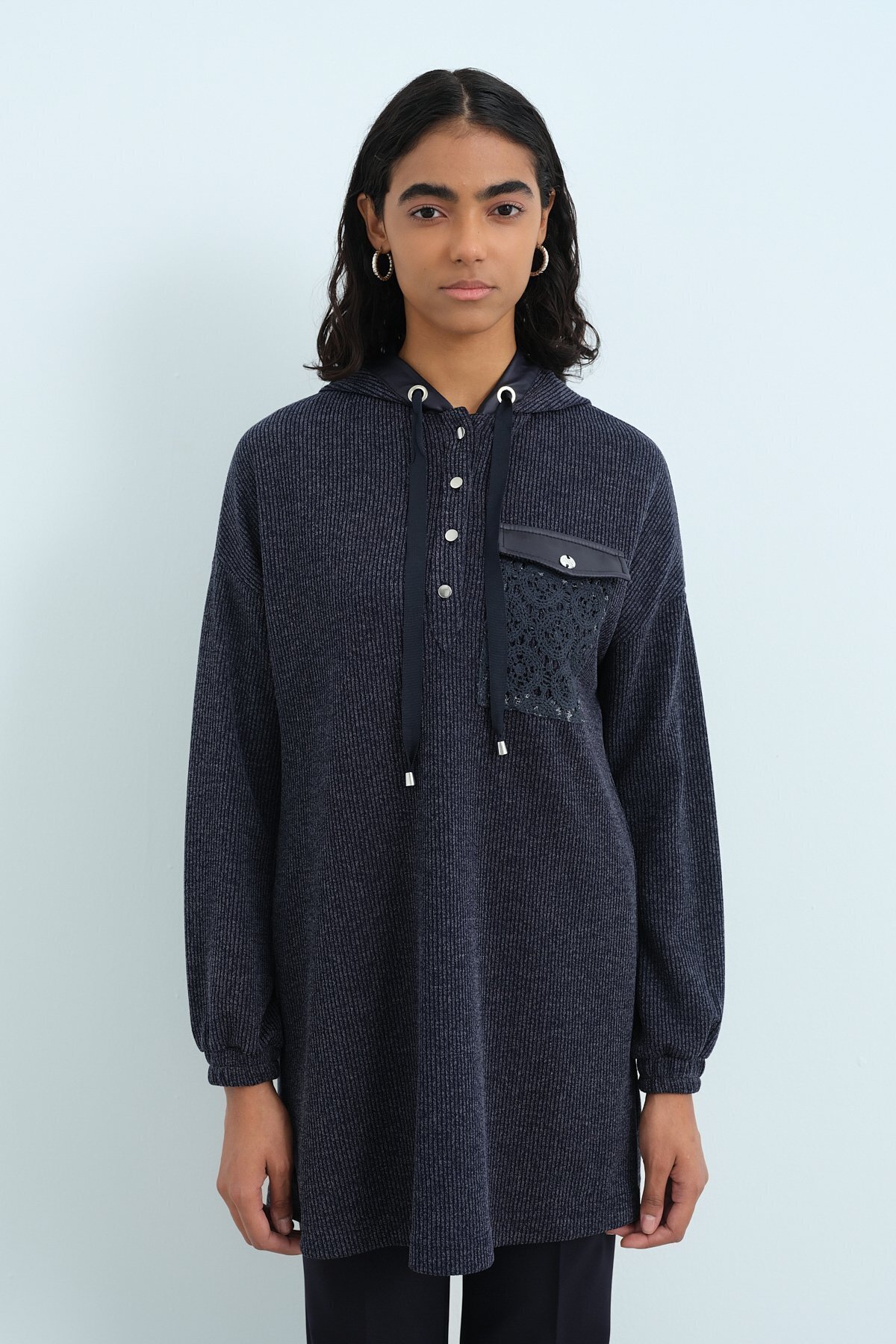 Nihan Deri ve Dantel Detaylı Kapşonlu Tunik Lacivert