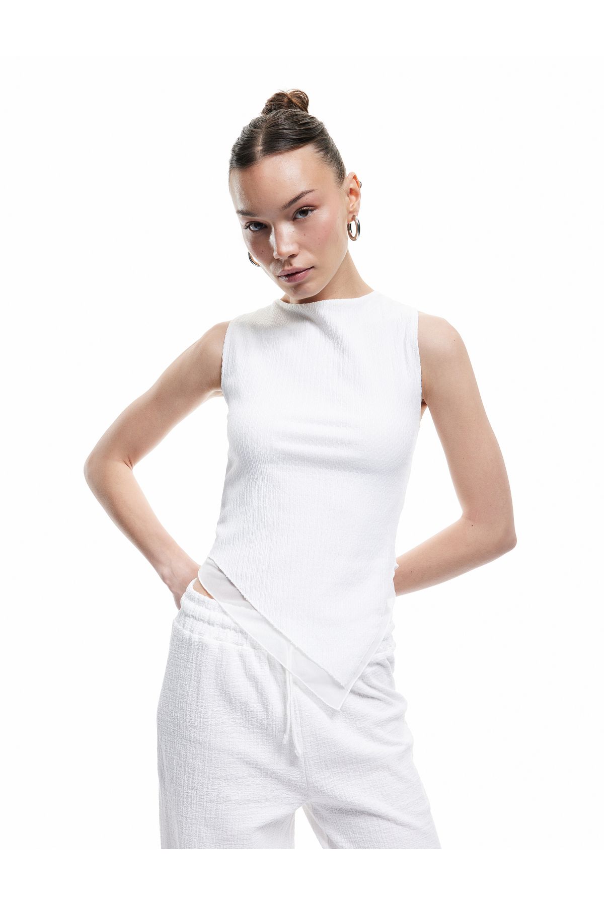 Koton Asimetrik Detaylı Slim Fit Bisiklet Yaka Katlı Bürümcük Kolsuz Bluz