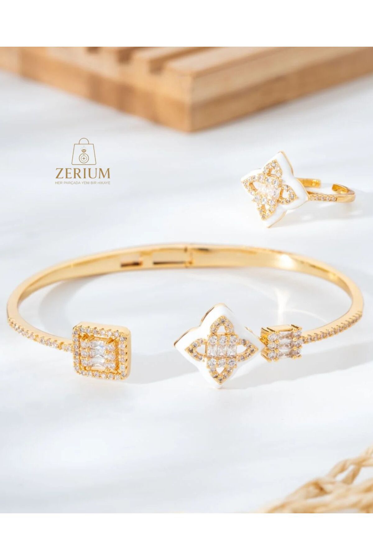 ZERİUM Beyaz Mine Kaplı Geometrik Işıltı Çelik Takı Seti (Yüzük - Bileklik Set)