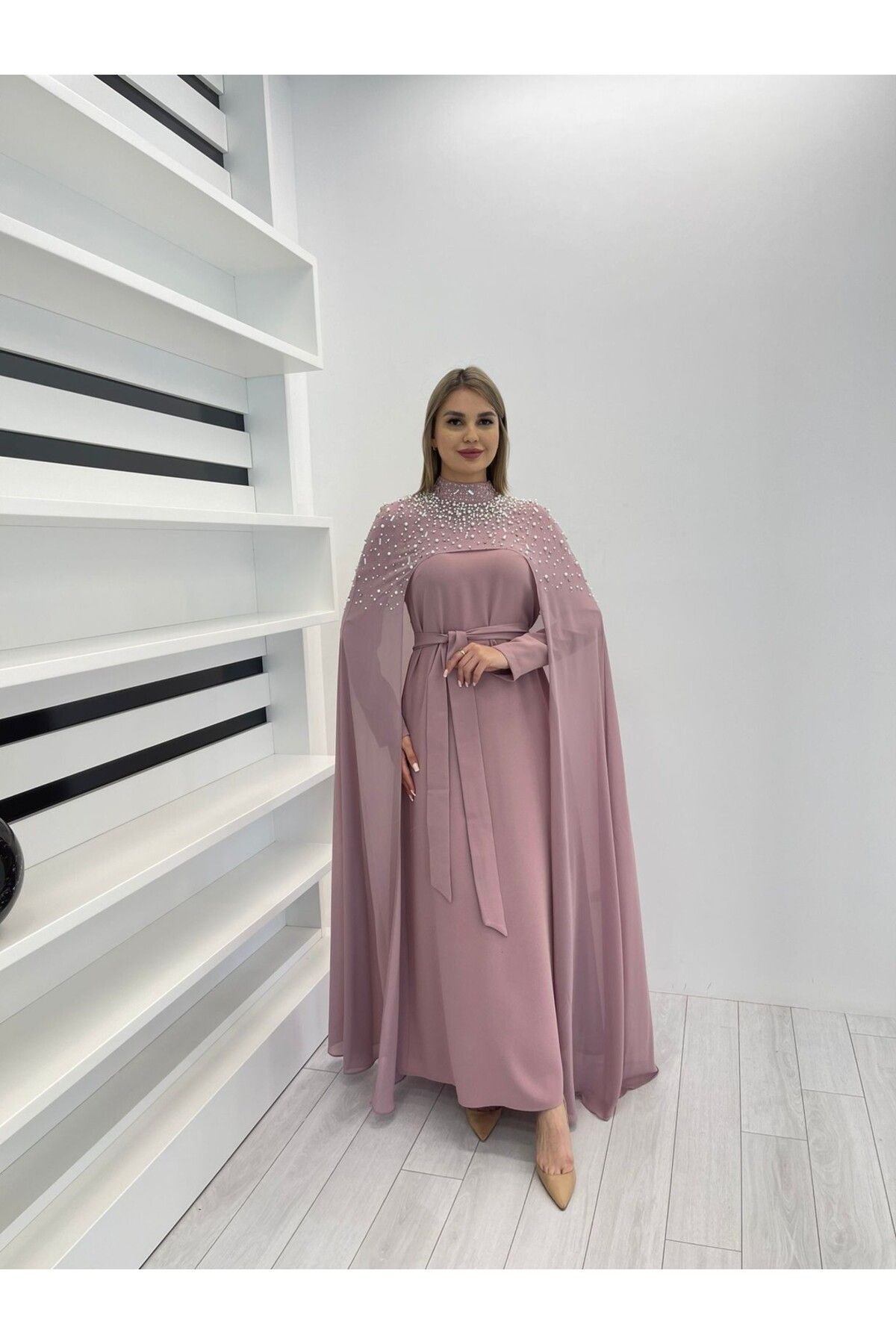 White Corner 2858 ŞİFON ÜZERİ İNCİ İŞLEMELİ ELBİSE