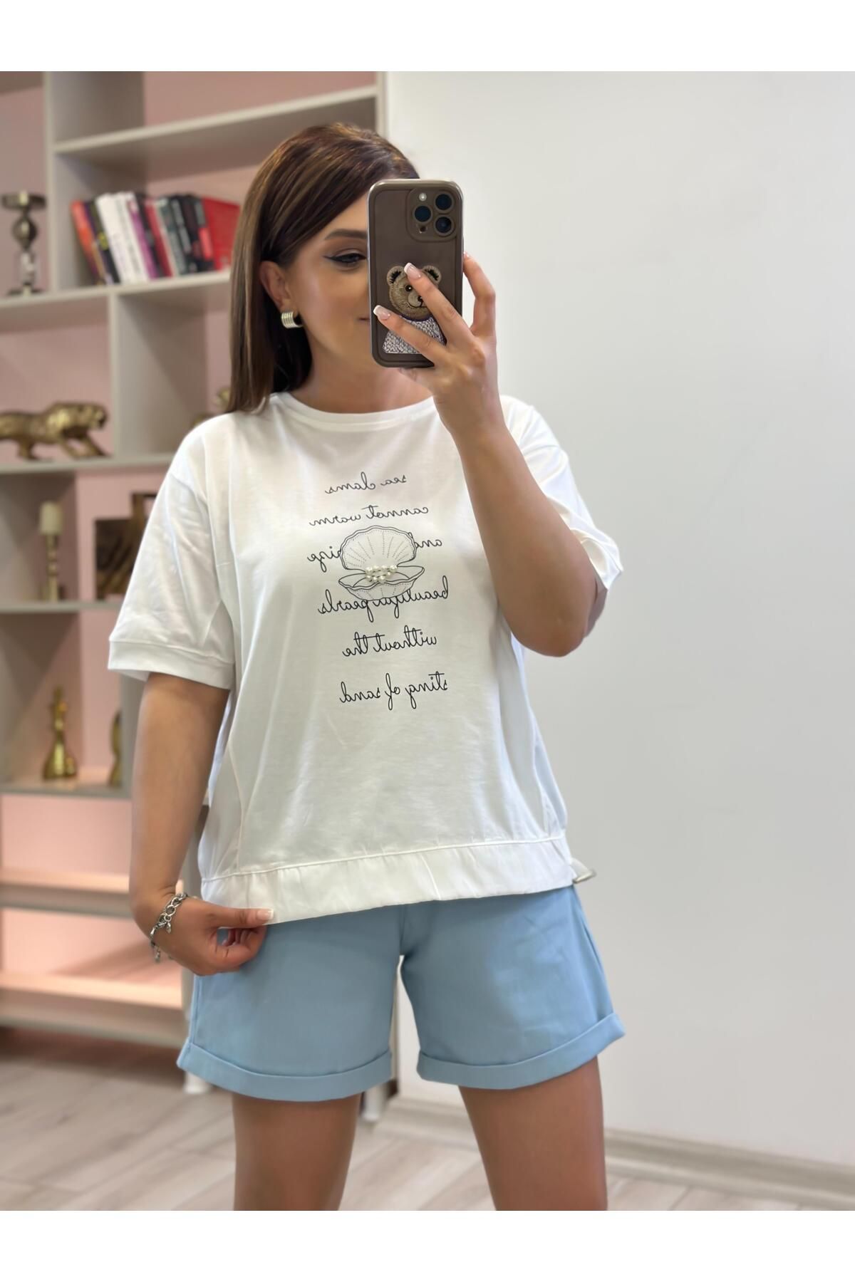 MELTEM TUĞAN Oversize Eteği Büzgü Detaylı Yazı basklı Tshirt EKRU