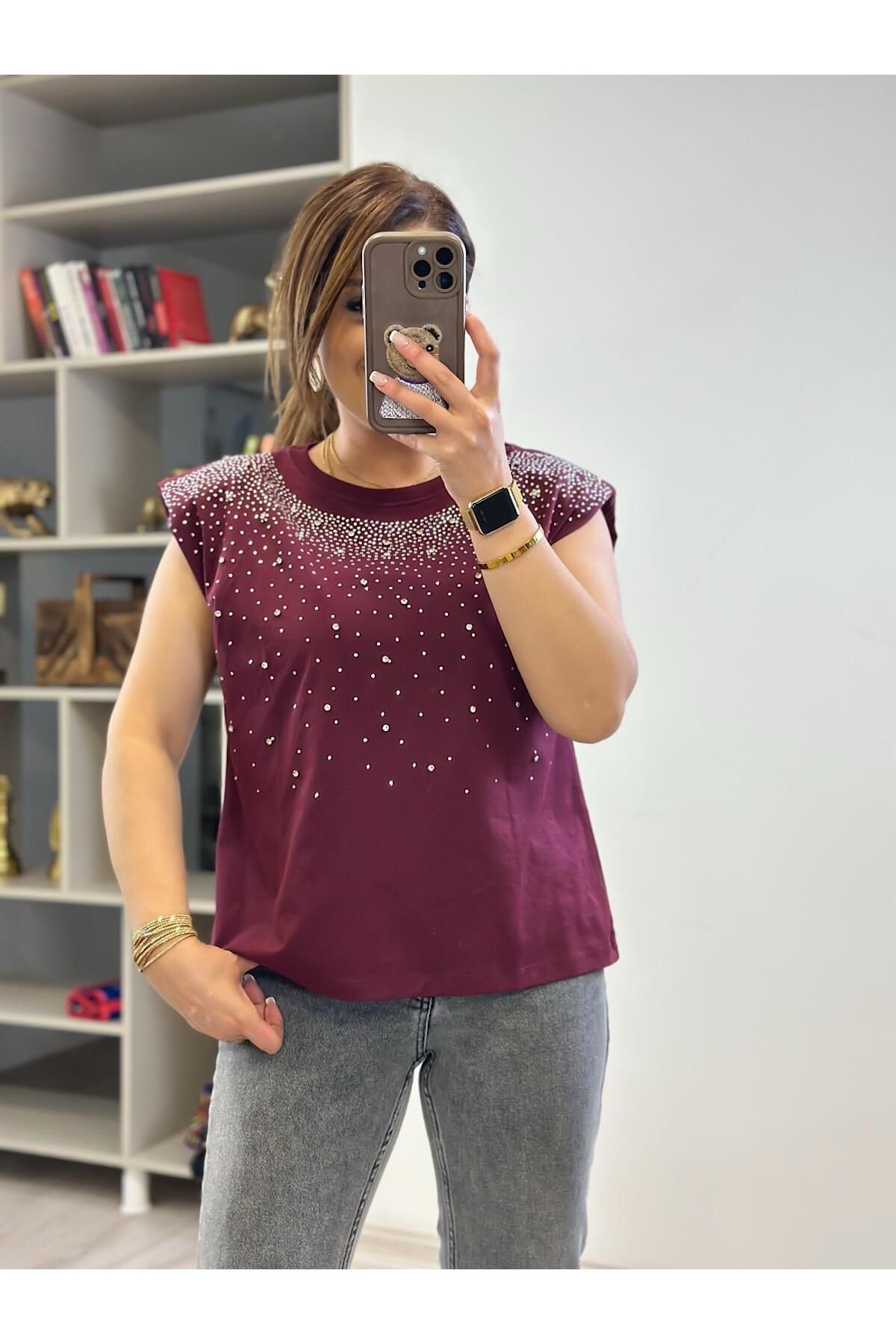 MELTEM TUĞAN Vatkalı Serpme Taş Detaylı Tshirt BORDO
