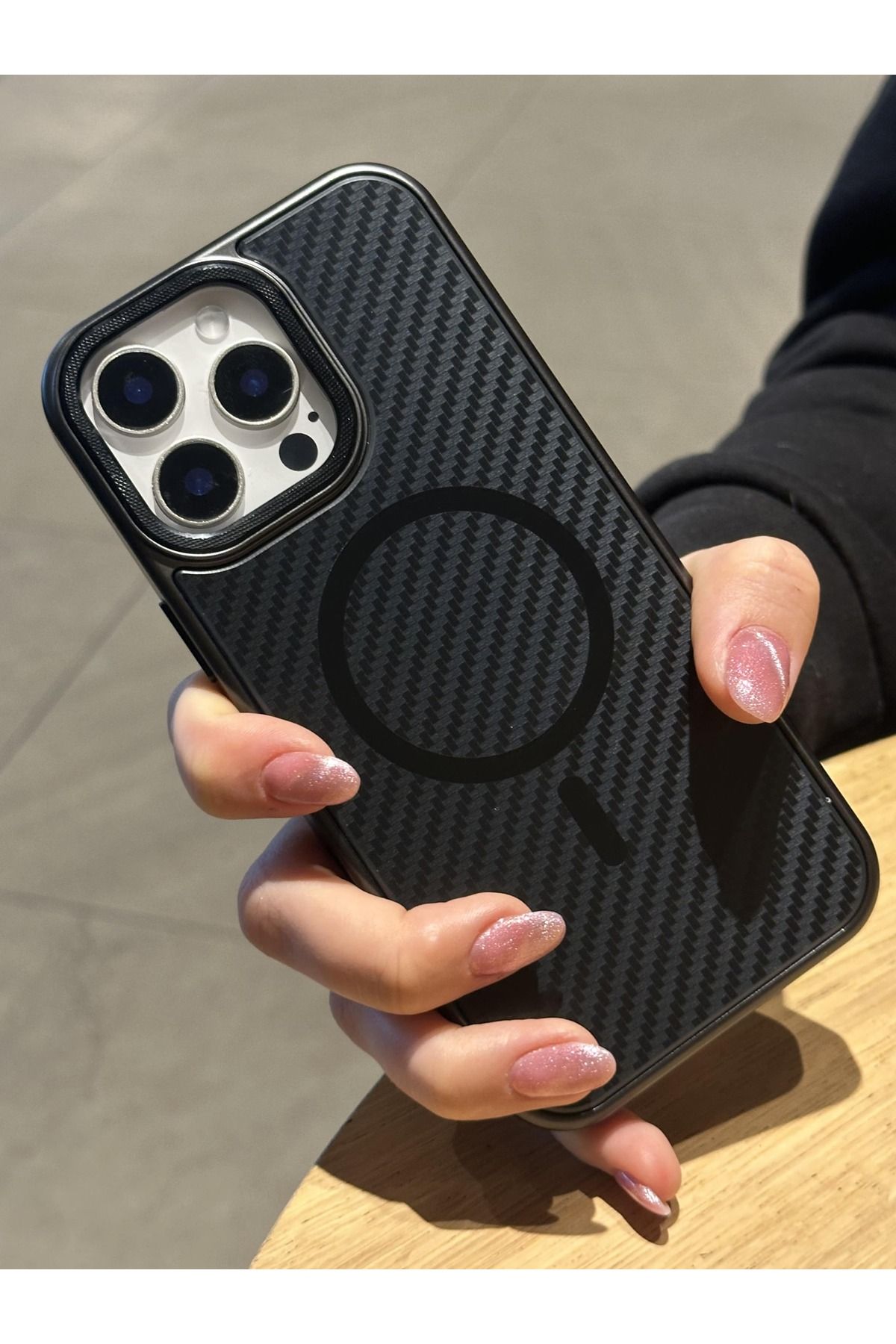 Paladyum Case iPhone 16 Pro Uyumlu Titanyum Siyah Karbon Fiber MagSafe Özellikli Kılıf