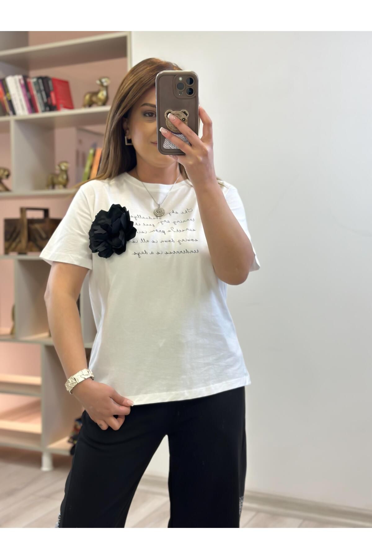 MELTEM TUĞAN Yazı ve Çiçek Broş Detaylı Tshirt EKRU