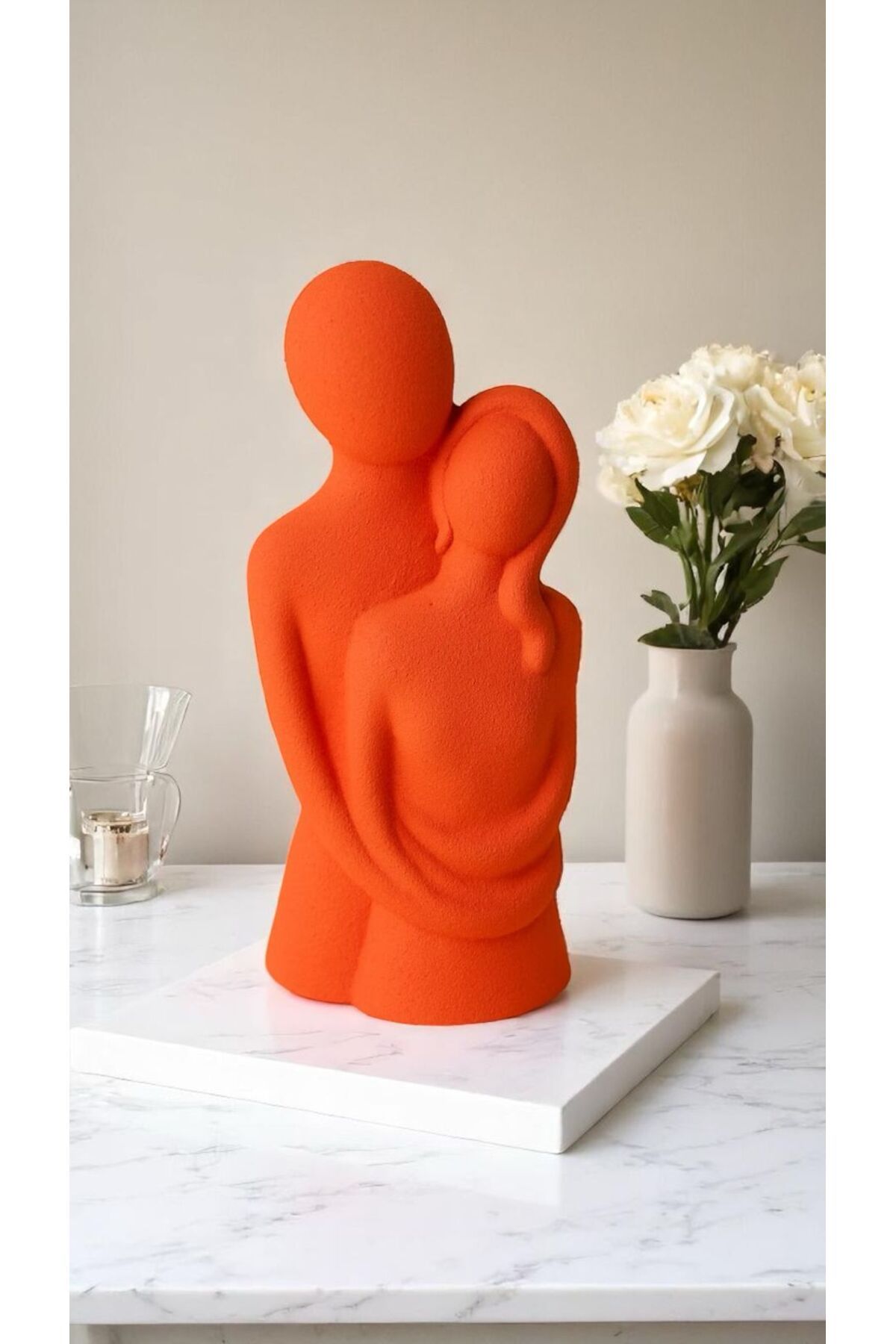 GİTTİGİTTİ Sarılan Çift Figürlü El Yapımı Dekoratif Obje – Romantik ve Anlamlı Tasarım (10 x 5 cm) Kırmızı