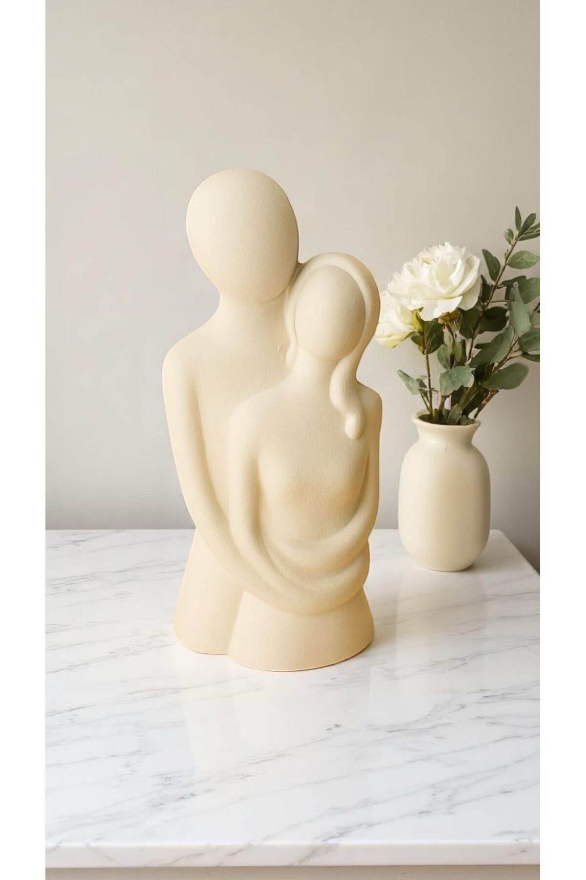 Decolyra Sarılan Çift Figürlü El Yapımı Dekoratif Obje – Romantik ve Anlamlı Tasarım (10 x 5 cm)01323DC Beyaz