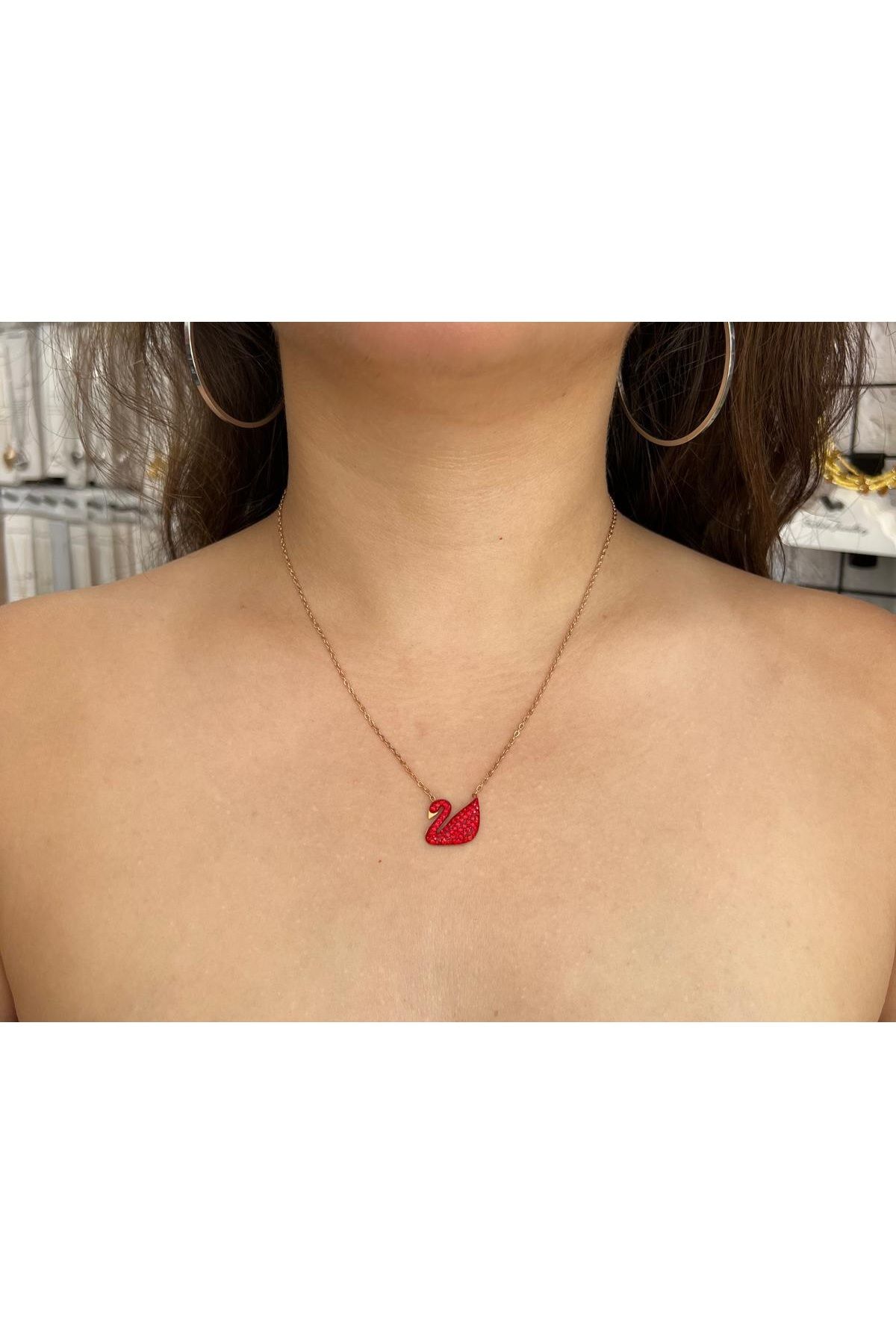 Meri Kırmızı taşlı kuğu model rose gold çelik kolye