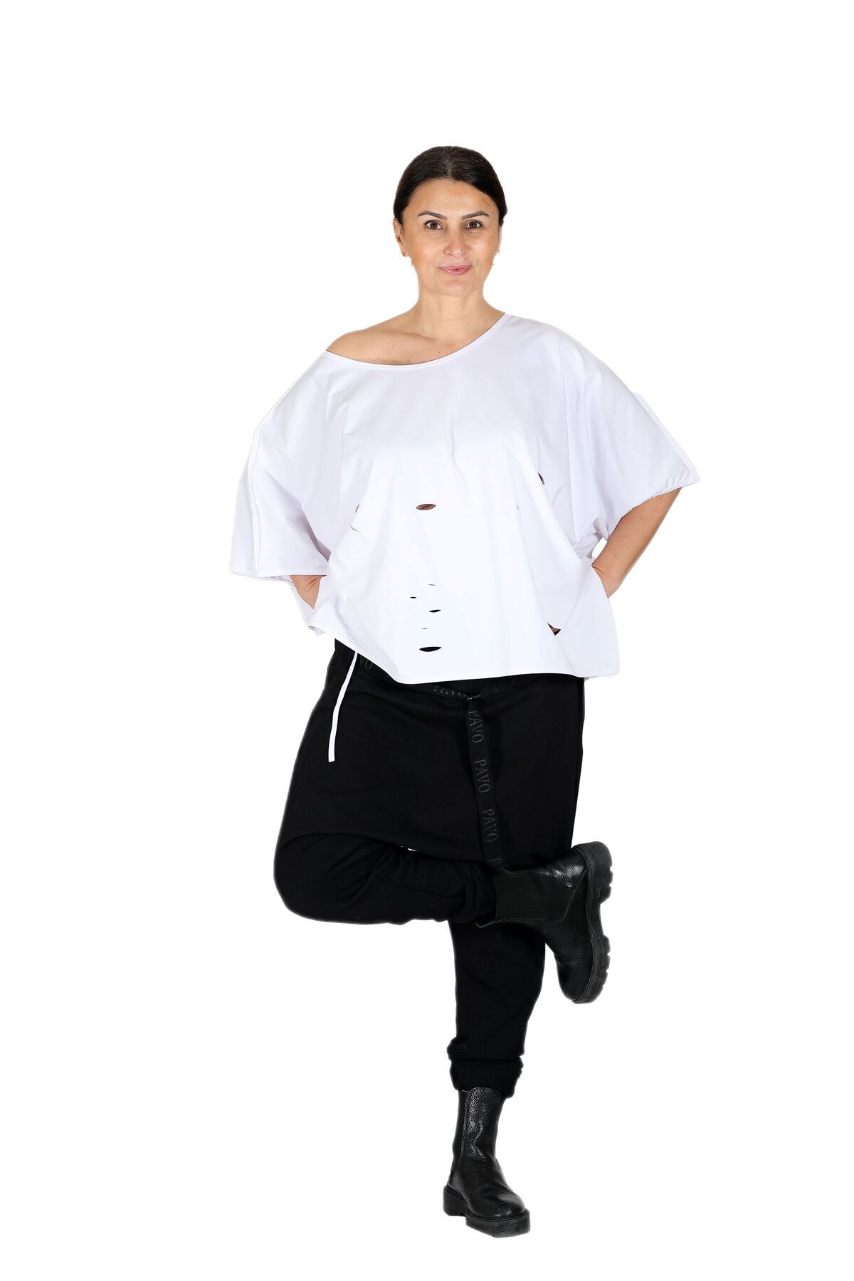 İnsa Fashion Geniş Yakalı, Lazer Kesimli ve Yırtmaçlı, İp Detaylı Oversize Siyah Tişört