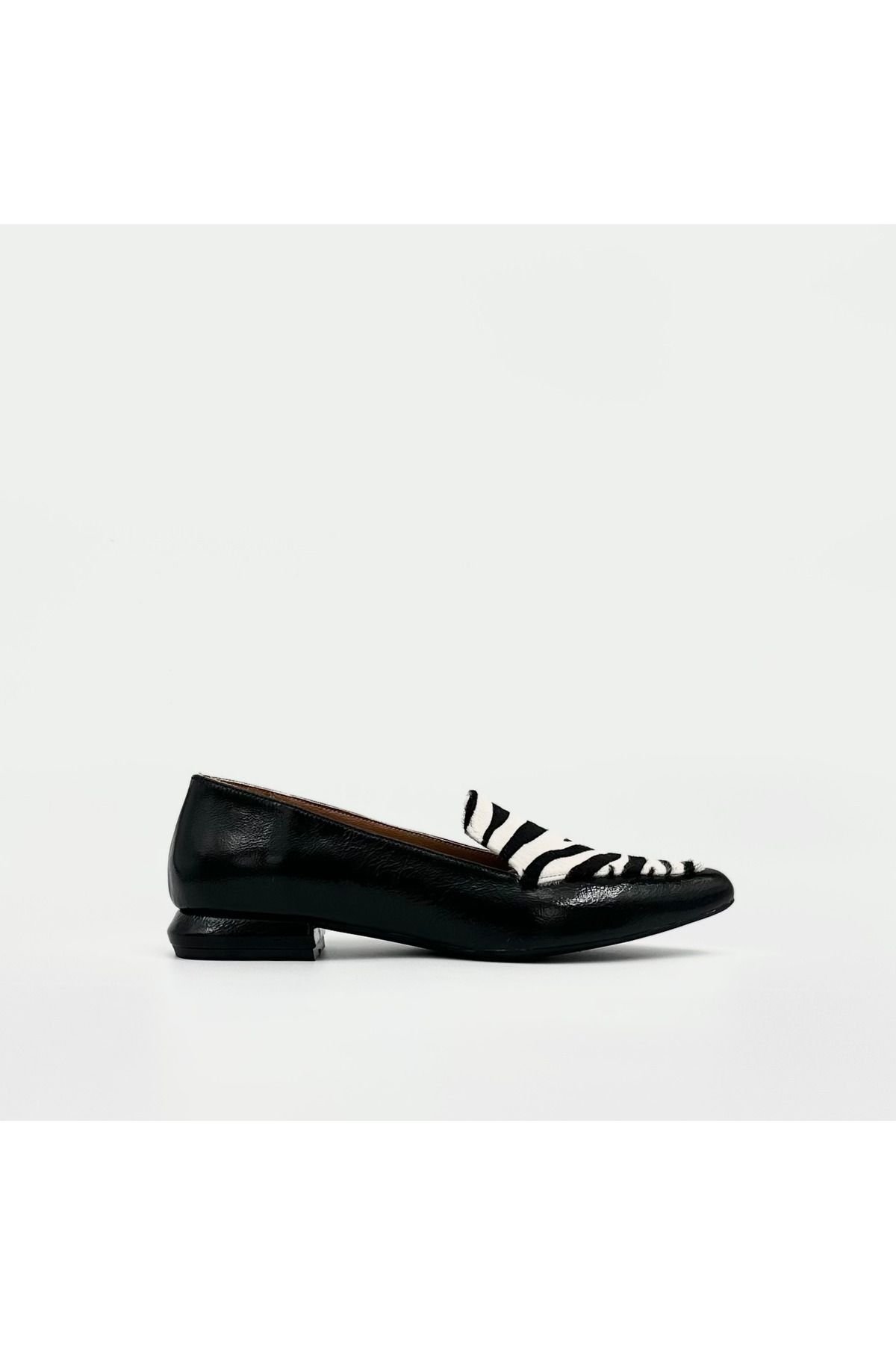 Folle Siyah-Zebra Rugan Loafer – Sivri Burun Tay Tüyü Detaylı Ayakkabı