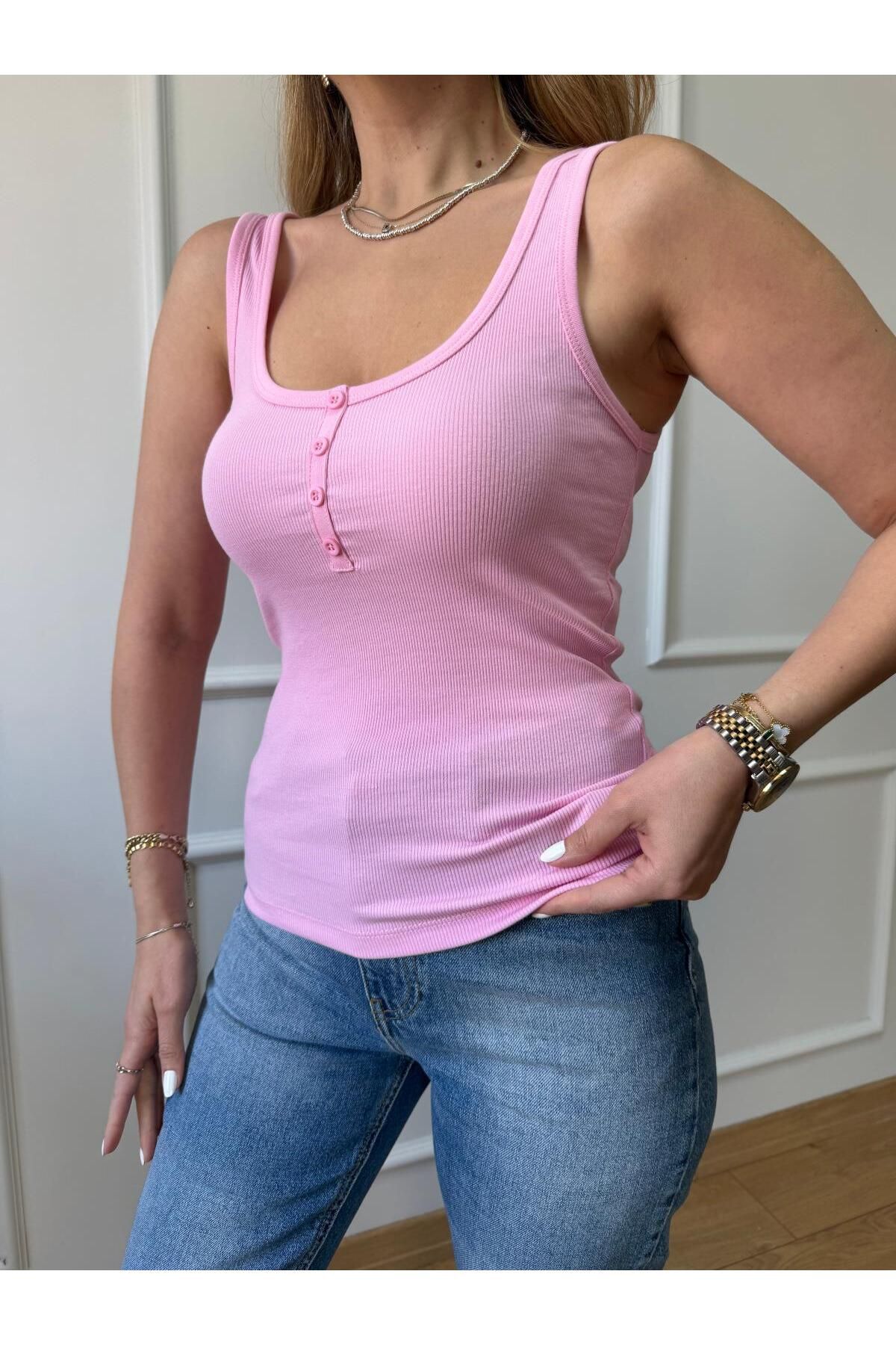 Size Özgü Pembe Ön Düğme Detaylı Askılı Bluz