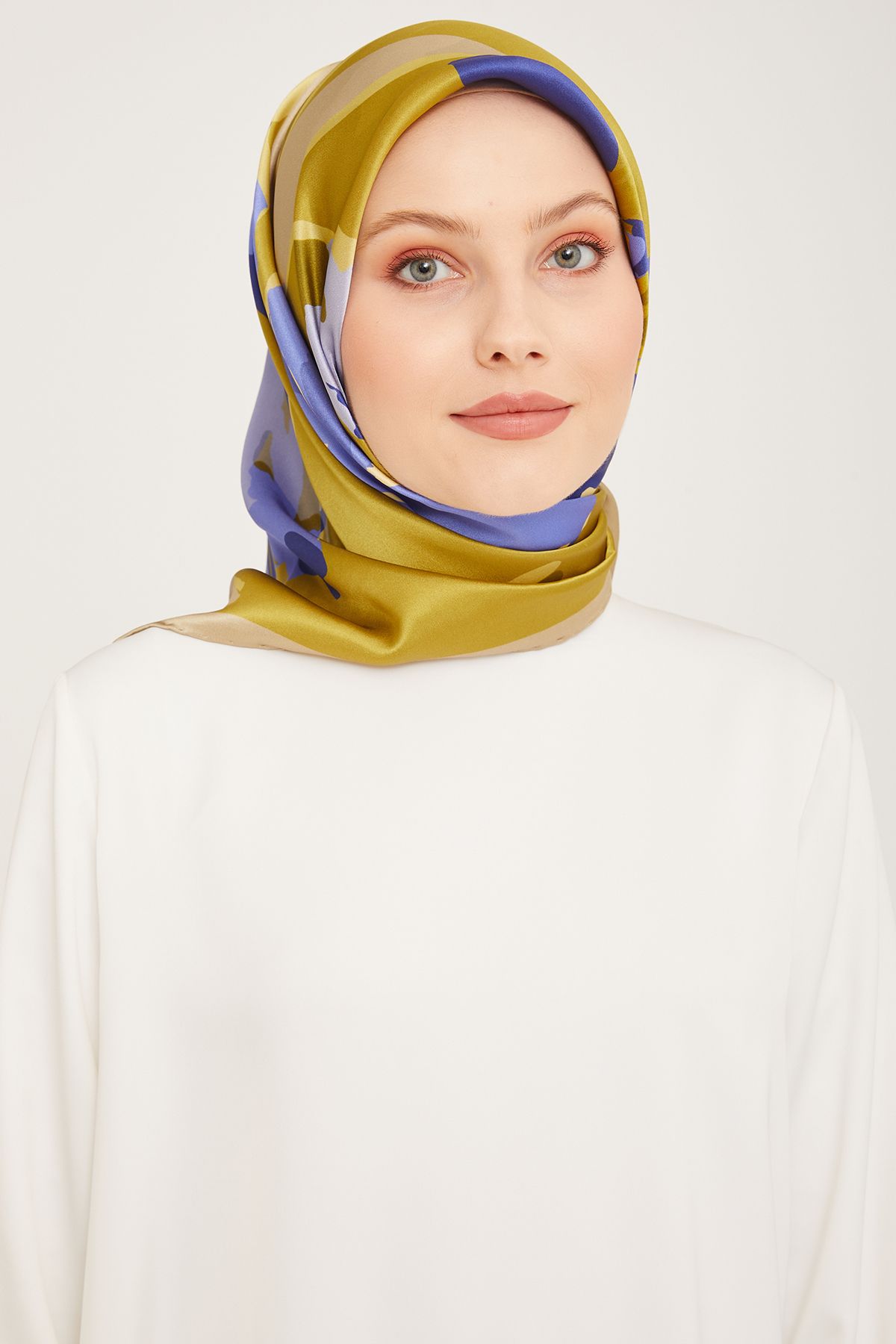 Armine Nostalji Serisi İpek Sura Eşarp 9042DS-02 Çiçekli Desen HARDAL-MAVİ