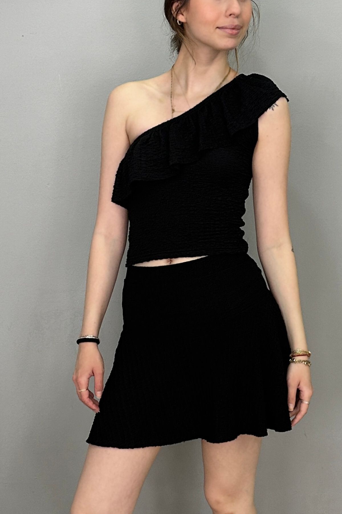 Tam Moda Kadın Siyah Tek Omuz Bluz - Volanlı Etek Takım