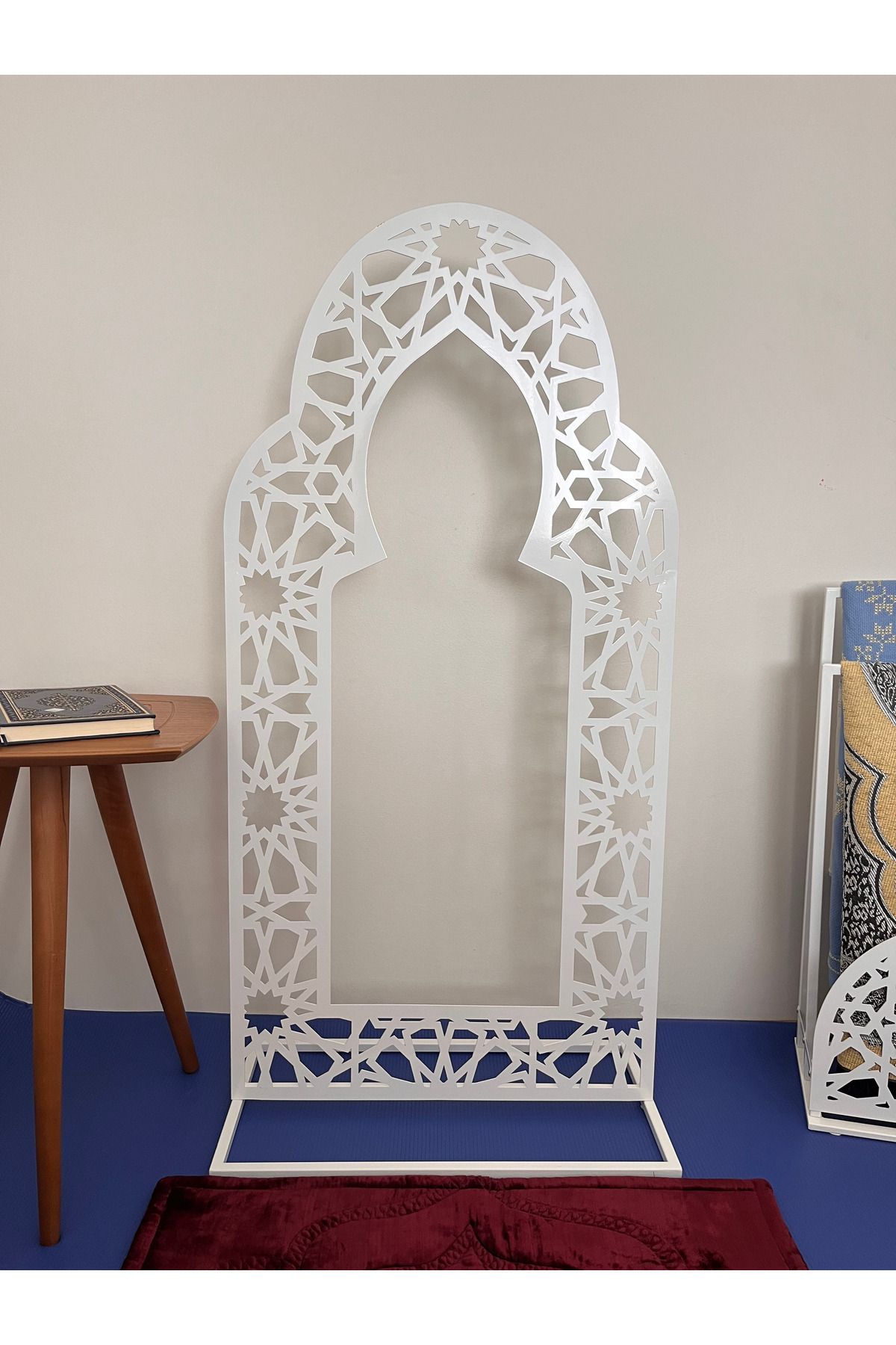 lyla concept Ayaklı Metal Mihrab – İslami Motifli | Namaz Köşesi & Mescit Dekoru