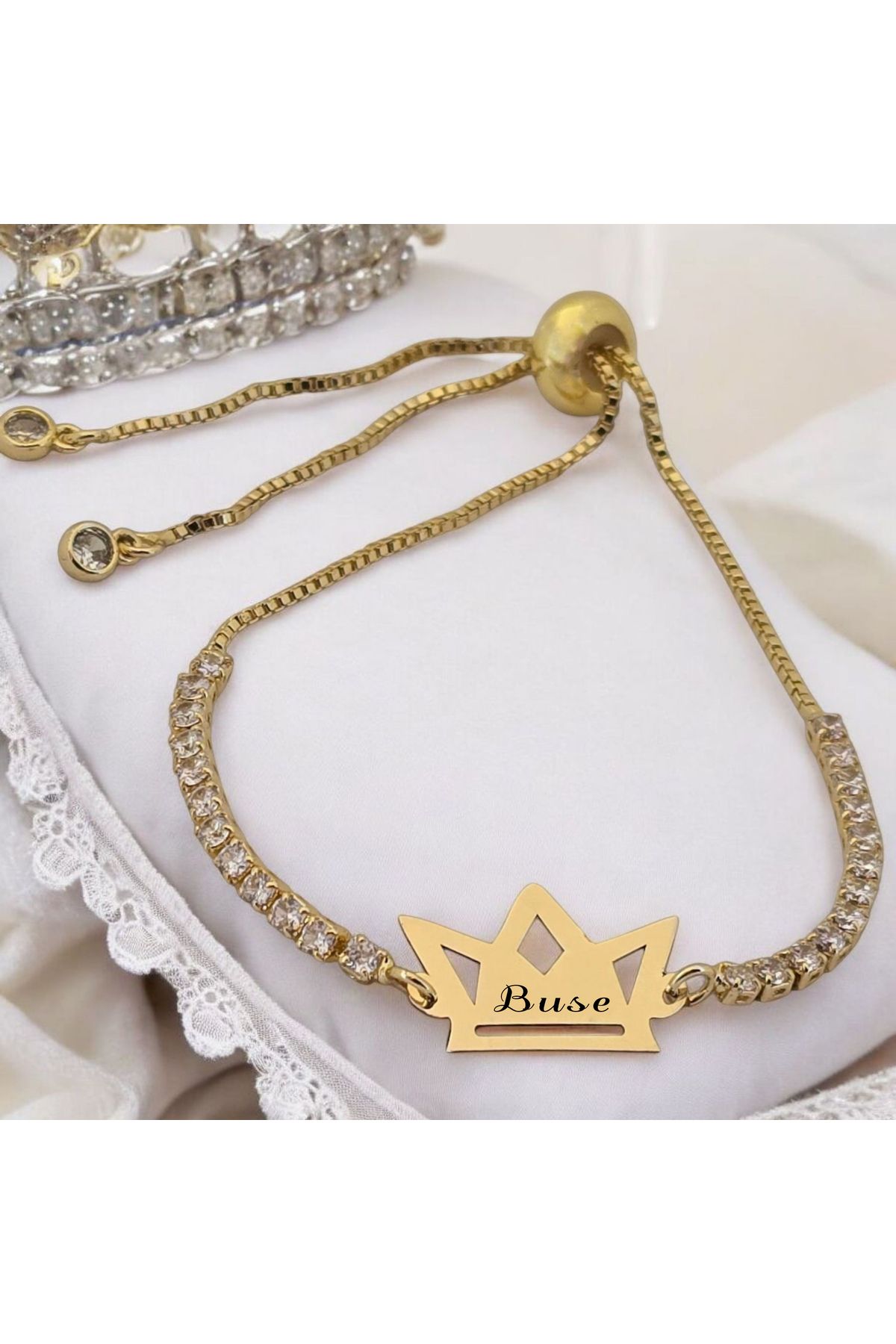 ARCHINO GOLD Buse İsmine Özel 14 Ayar Altın Plakalı Zincirli Taç Motifli Hediye Bileklik-471isim-beyaztaş