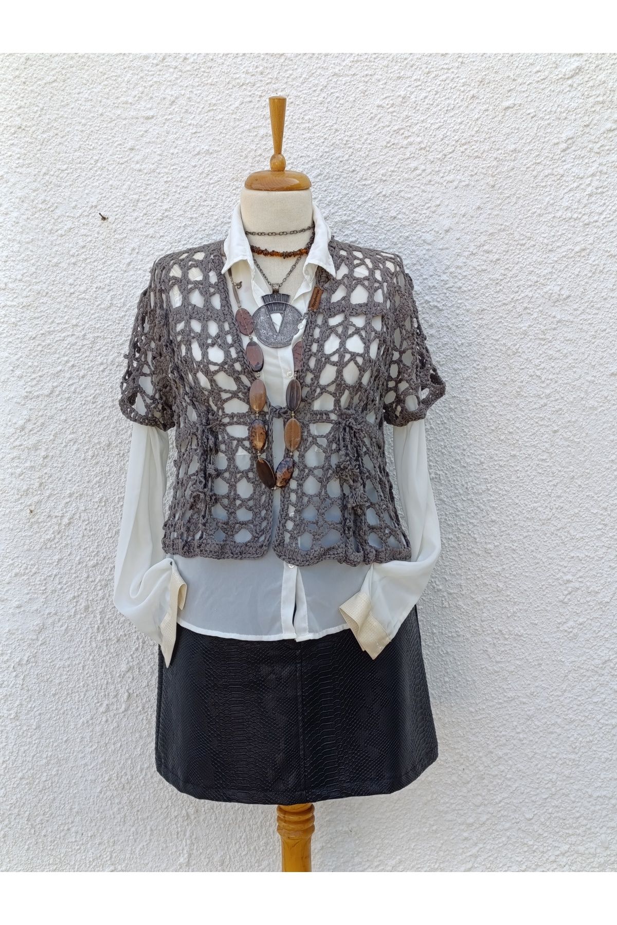 Hippybutik Antrasit gri Pamuklu Tığ Dokuma Dantel El İşi Asimetri Düşük Kollu Tasarım Hırka Yelek
