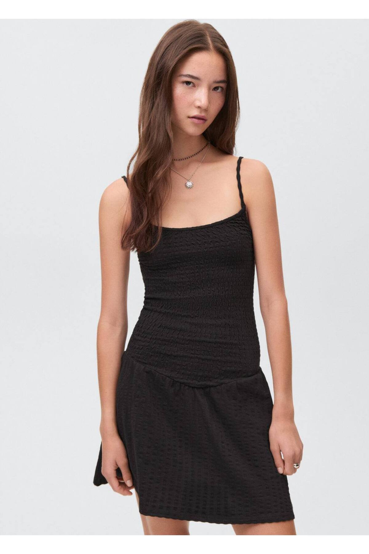 Büzgülü askılı elbise