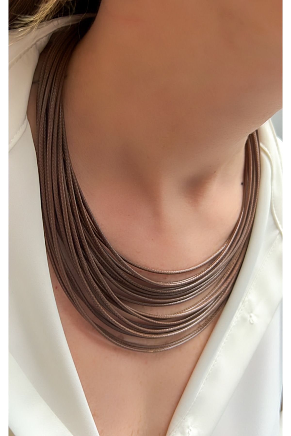 Kutcha Accessories Kahverengi Çok Katlı Deri Görünümlü Kolye – Modern Bohem Stil