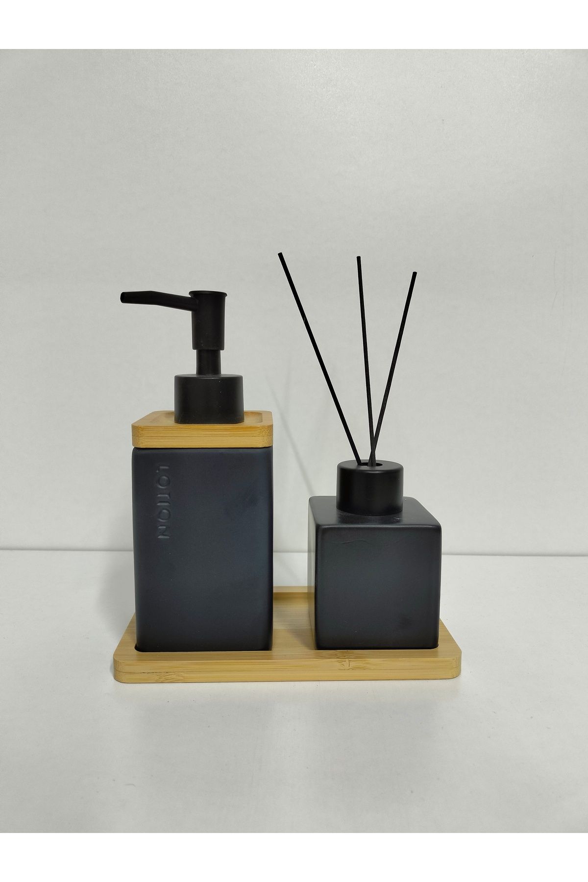Yonca Hediyelik BAMBU TEPSİLİ 2 Lİ BANYO SETİ SERAMİK ( 16 CM TABAK BOY , 17 CM SABUNLUK BOY 7 CM KOKULUK BOY )