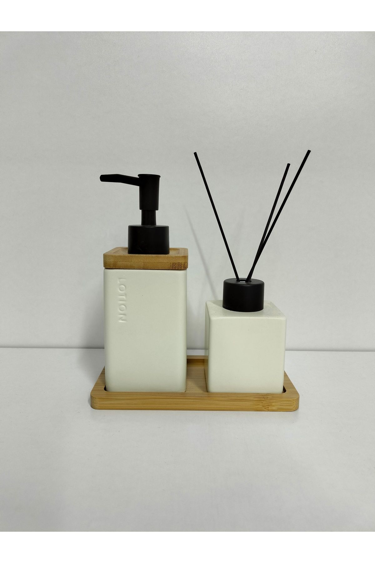 Yonca Hediyelik BAMBU TEPSİLİ 2 Lİ BANYO SETİ SERAMİK ( 16 CM TABAK BOY , 17 CM SABUNLUK BOY 7 CM KOKULUK BOY )