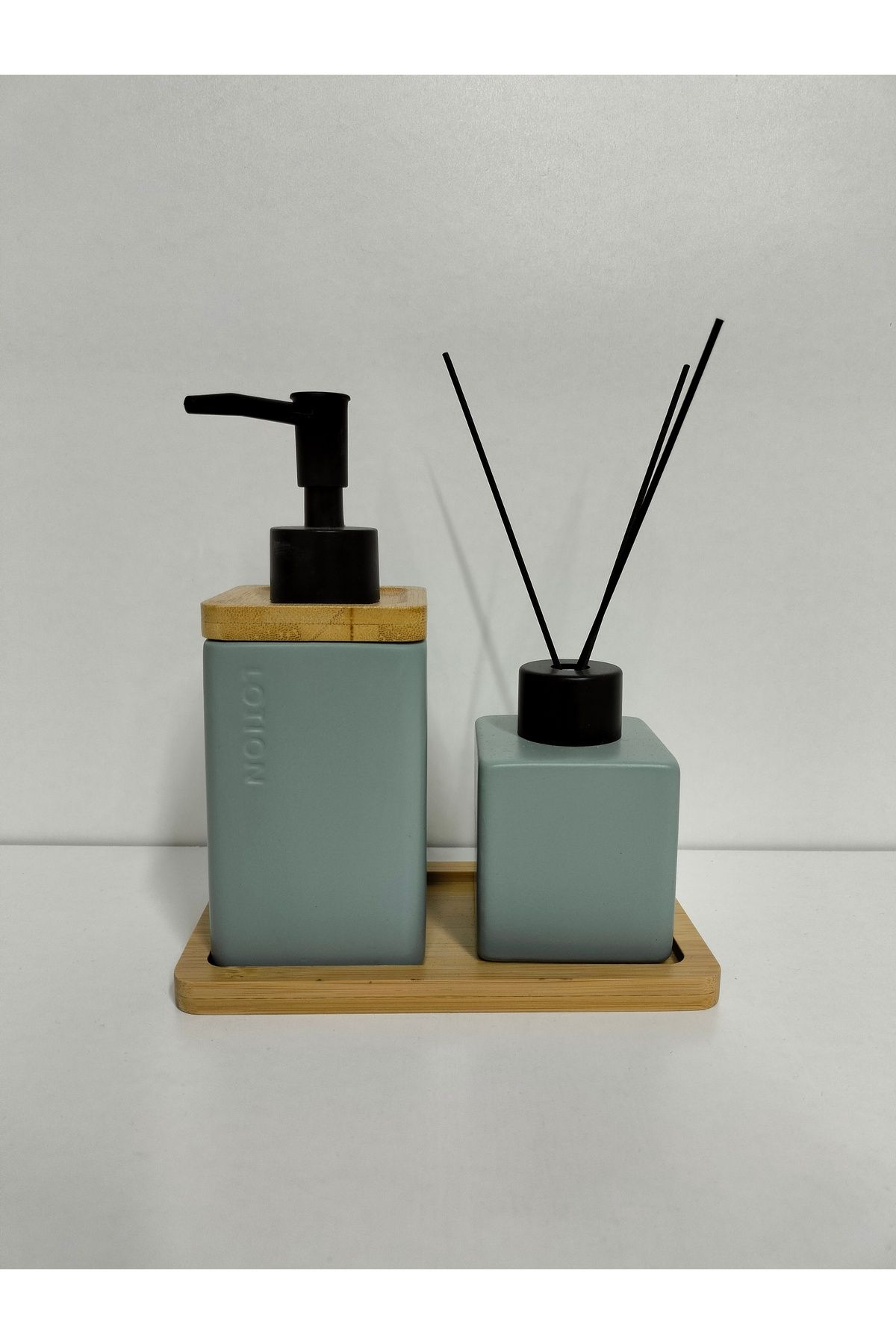 Yonca Hediyelik BAMBU TEPSİLİ 2 Lİ BANYO SETİ SERAMİK ( 16 CM TABAK BOY , 17 CM SABUNLUK BOY 7 CM KOKULUK BOY )
