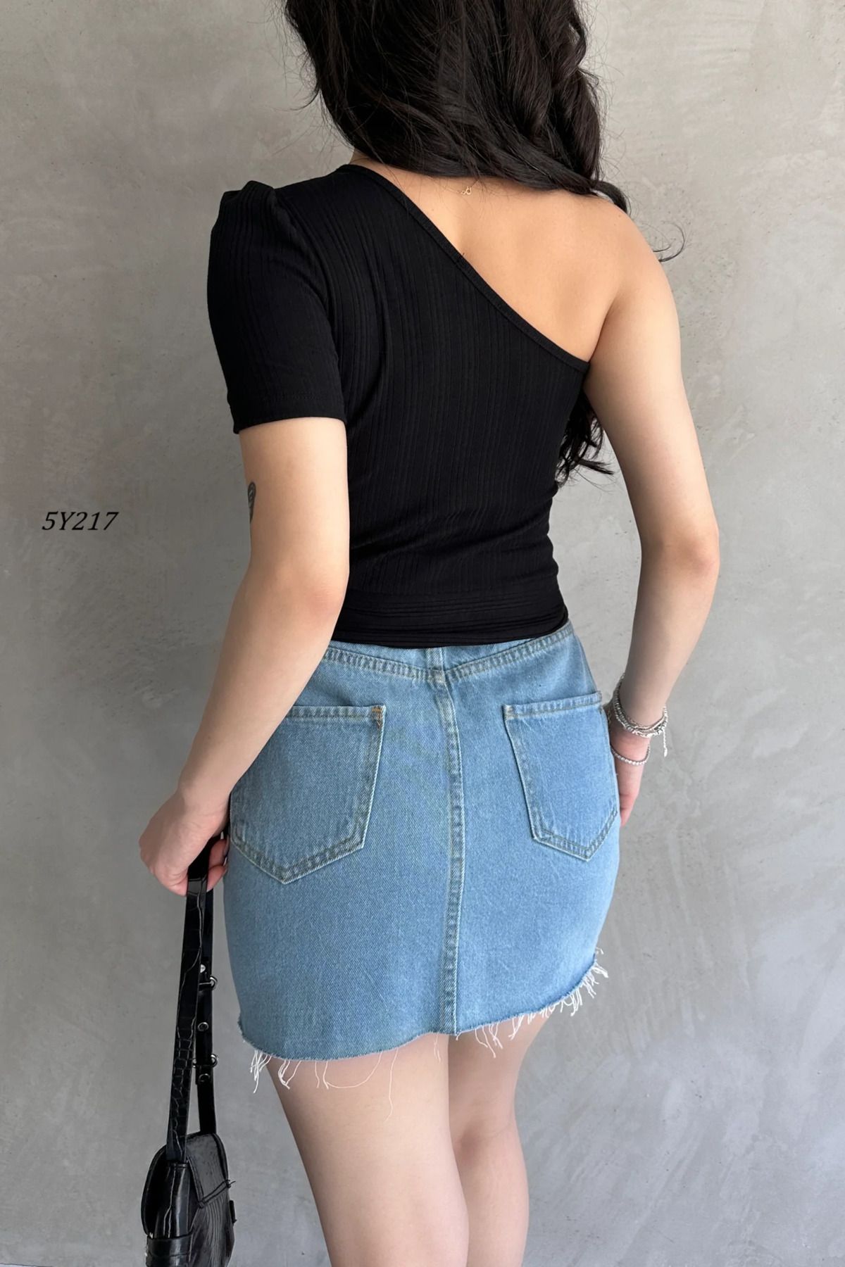Remon Tek Omuz Zincir Detaylı Crop Bluz 5Y217