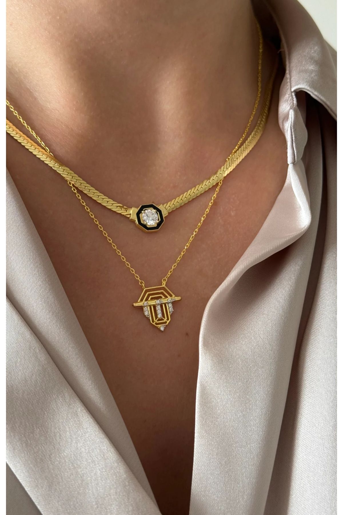 HND collection Geometrik Tasarımlı Gold Renkli Taş Detaylı Kolye – Modern ve Şık Stil