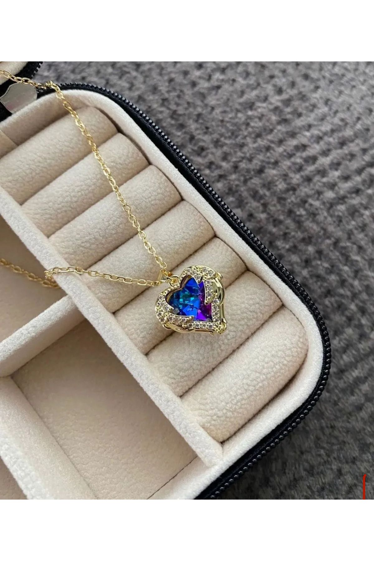 HND collection Renk Değiştiren Kristal Kalp Kolye Gold Zincirli Işıltılı Tasarım