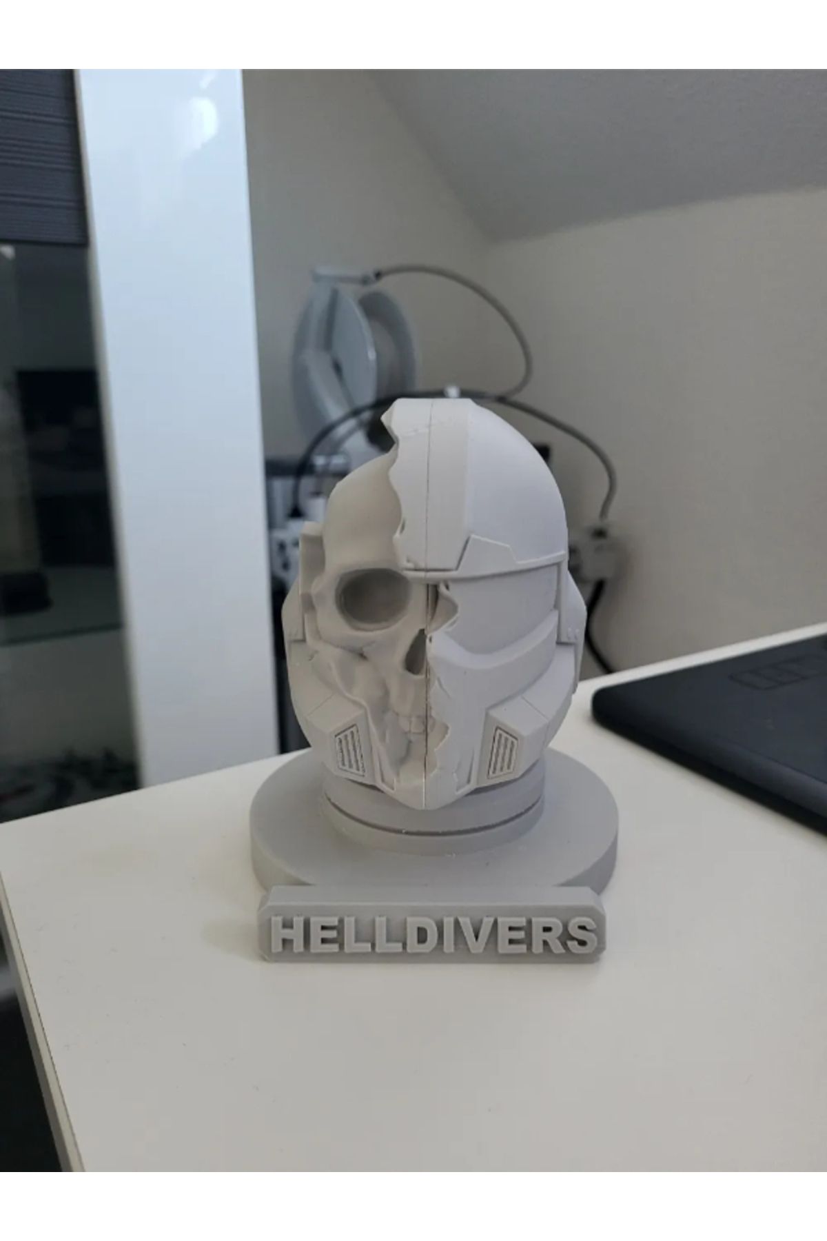 NOMOTHETIC Helldivers Kask ve Kafatası Figürü