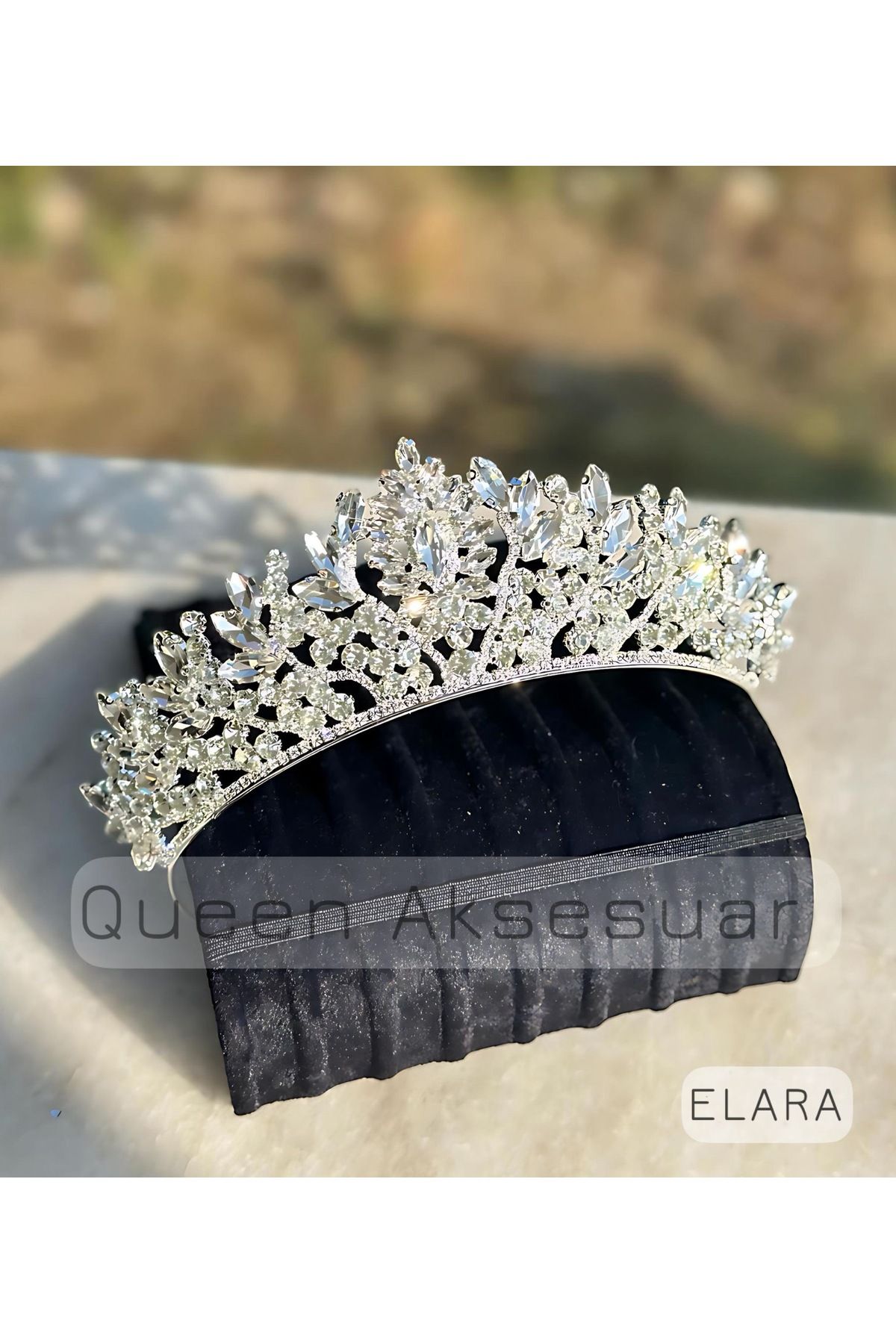 QUEEN AKSESUAR Elara elmas beyaz kristal taşlı lüks tasarım nişan gelin tacı metal taç tepeli otantik motifli