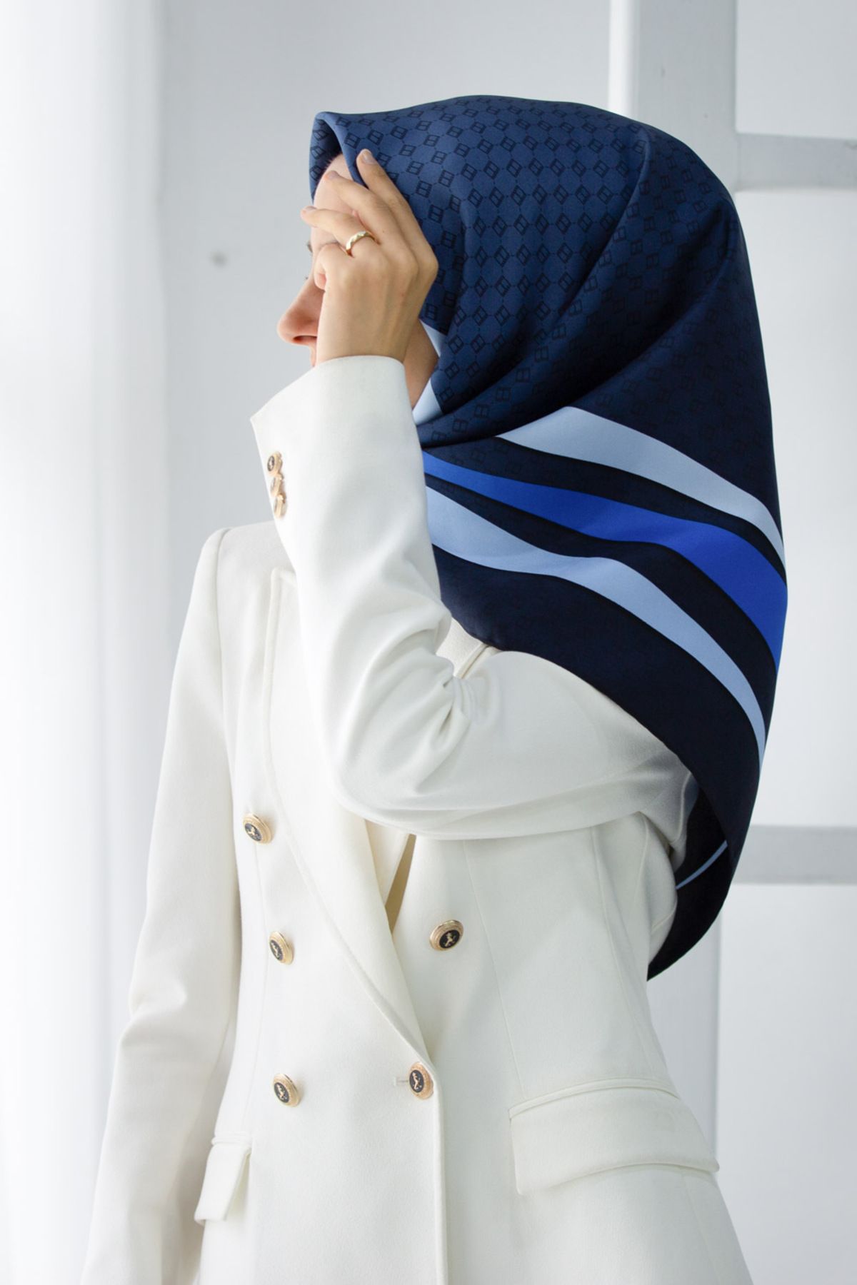 Vissona %100 Twill İpek Degrade Desenli Lacivert - İndigo Renkli 90x90 Eşarp Dikim Şekli : El Dikişi