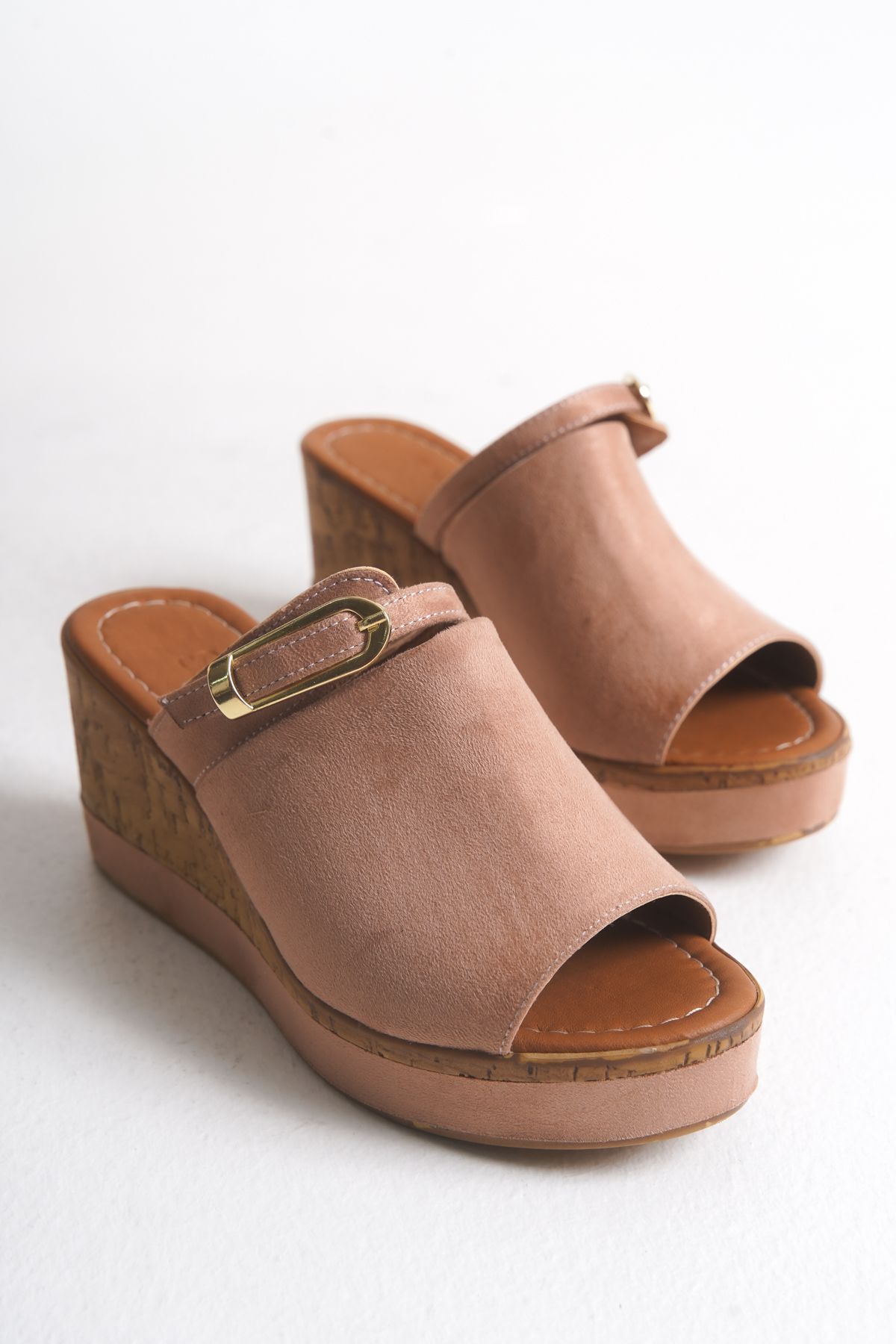 Shoesers Kadın Özel Tasarım Aksesuarlı Tek Bantlı Dolgu Topuklu Pembe Süet Terlik