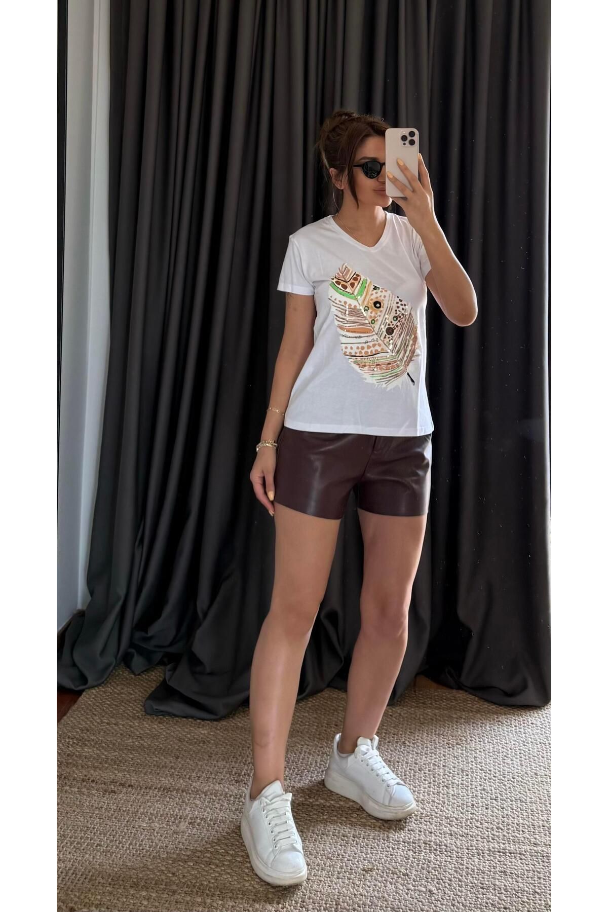Daves Beyaz Yeni Sezon %100 Pamuk T-shirt-Yaprak Pul Payet İşlemeli