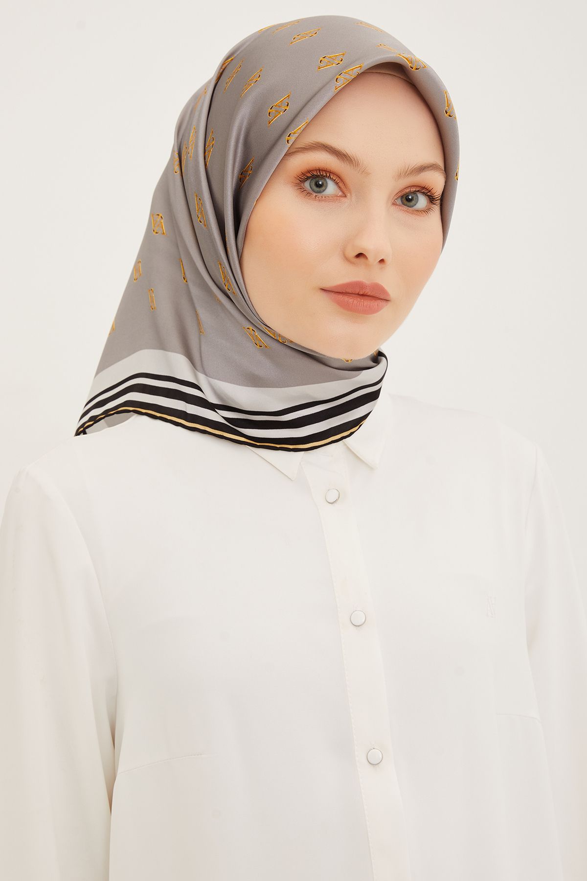 Armine Nostalji Sura İpek Eşarp 8959DS-03 Logolu Desen GRİ-GOLD