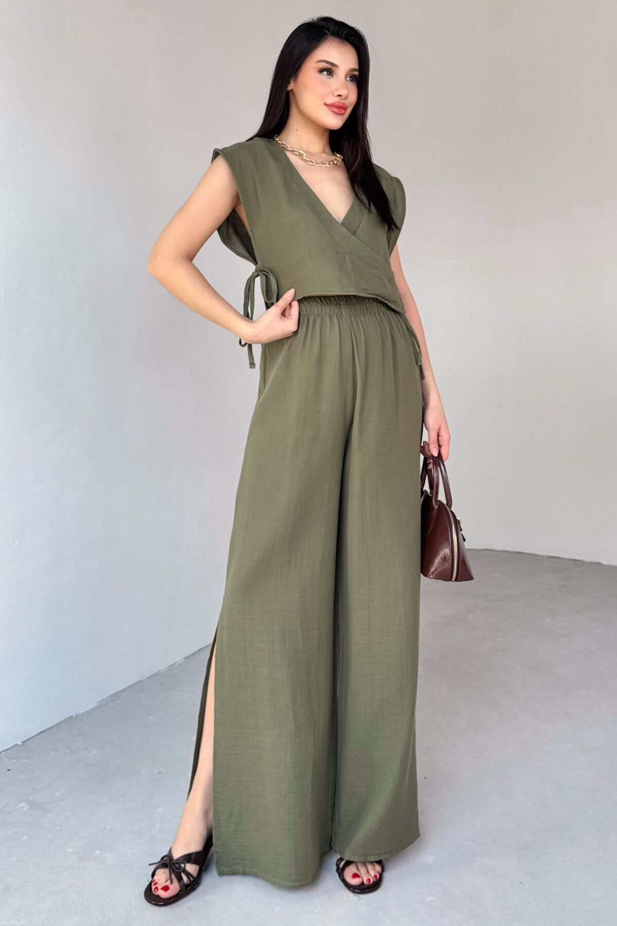 Cappmoda TKM-13273 Haki Yandan Bağlamalı Kruvaze Yaka Bluz Yırtmaçlı Pantolon İkili Takım