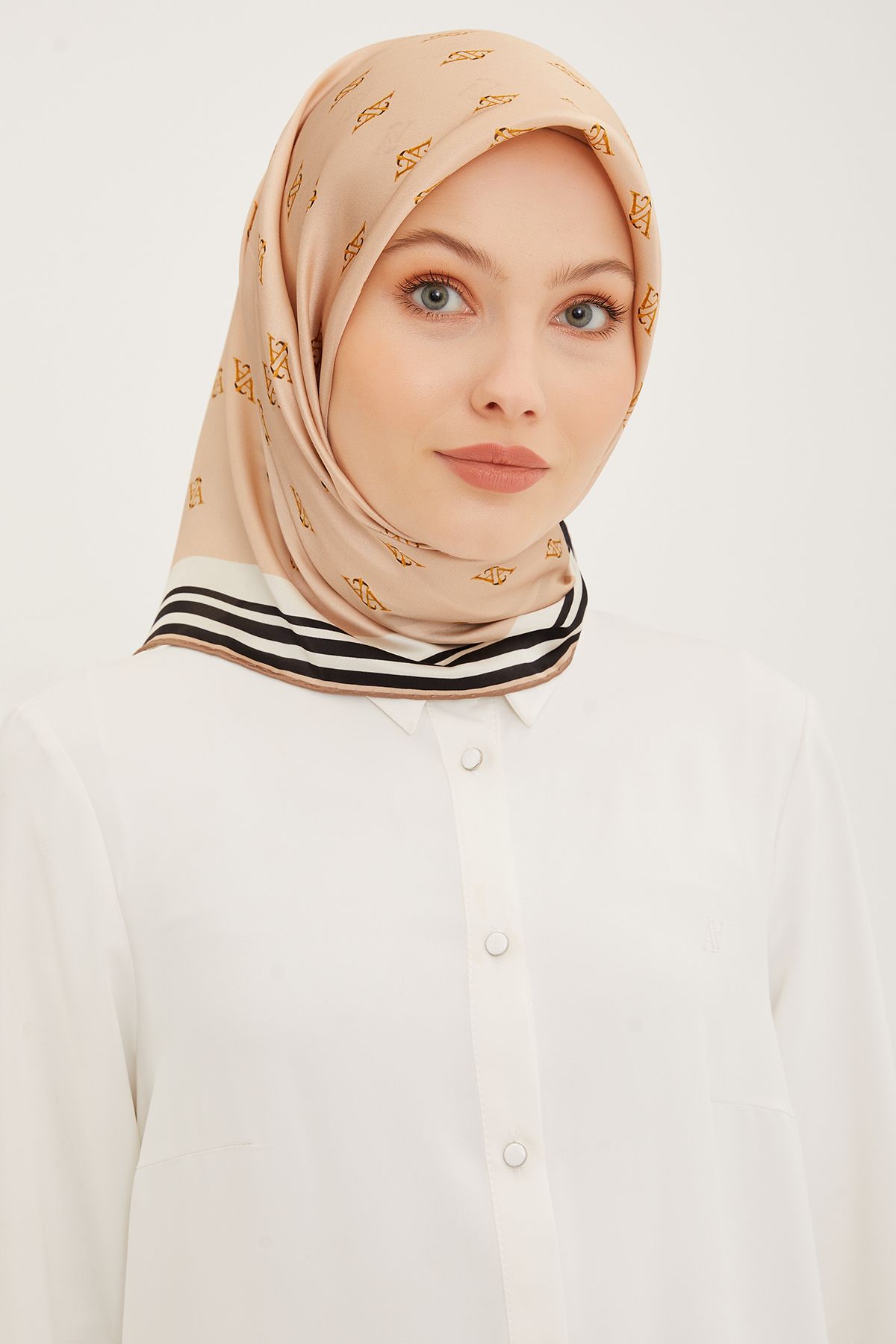Armine Nostalji Sura İpek Eşarp 8959DS-36 Logolu Desen Dore-Gold