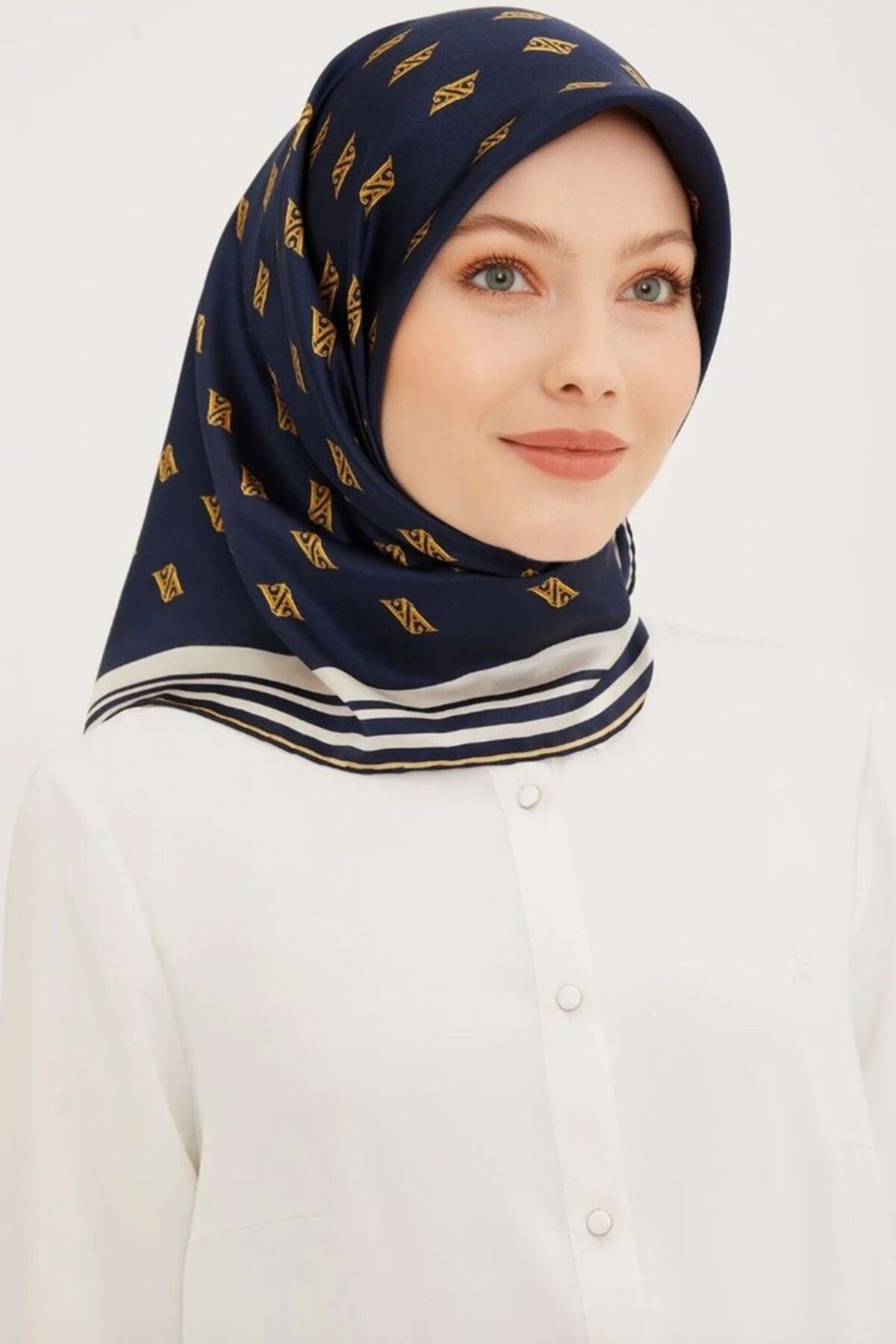 Armine Nostalji Sura İpek Eşarp 8959DS-05 Logolu Desen LACİVERT-GOLD