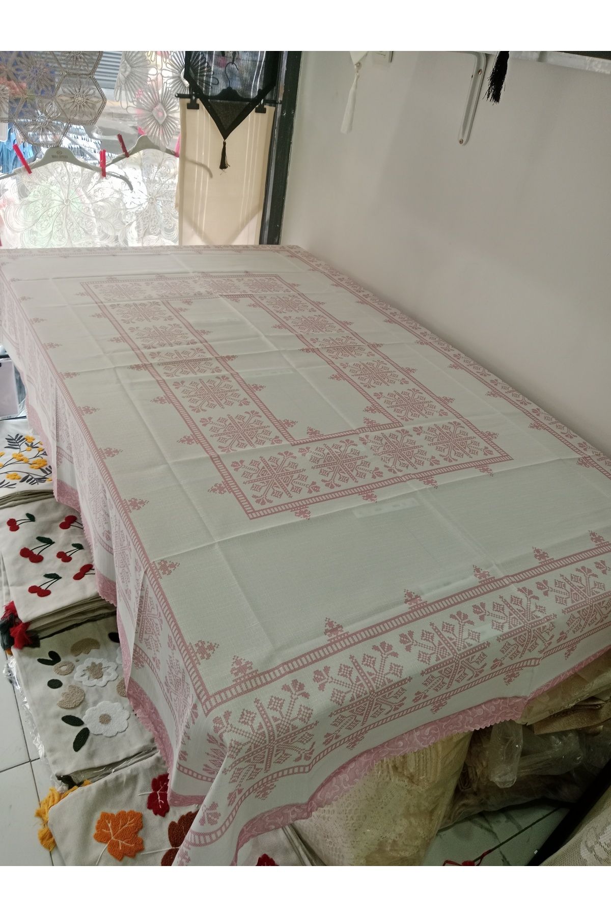 Elisam Leke Tutmaz Dertsiz Masa Örtüsü (Pudra Desenli)