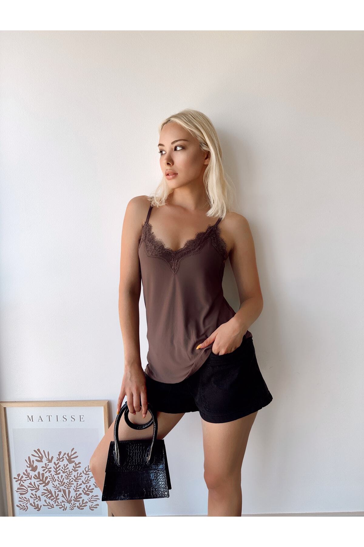 بلوز توری بند دار قهوه ای تیره زنانه 2