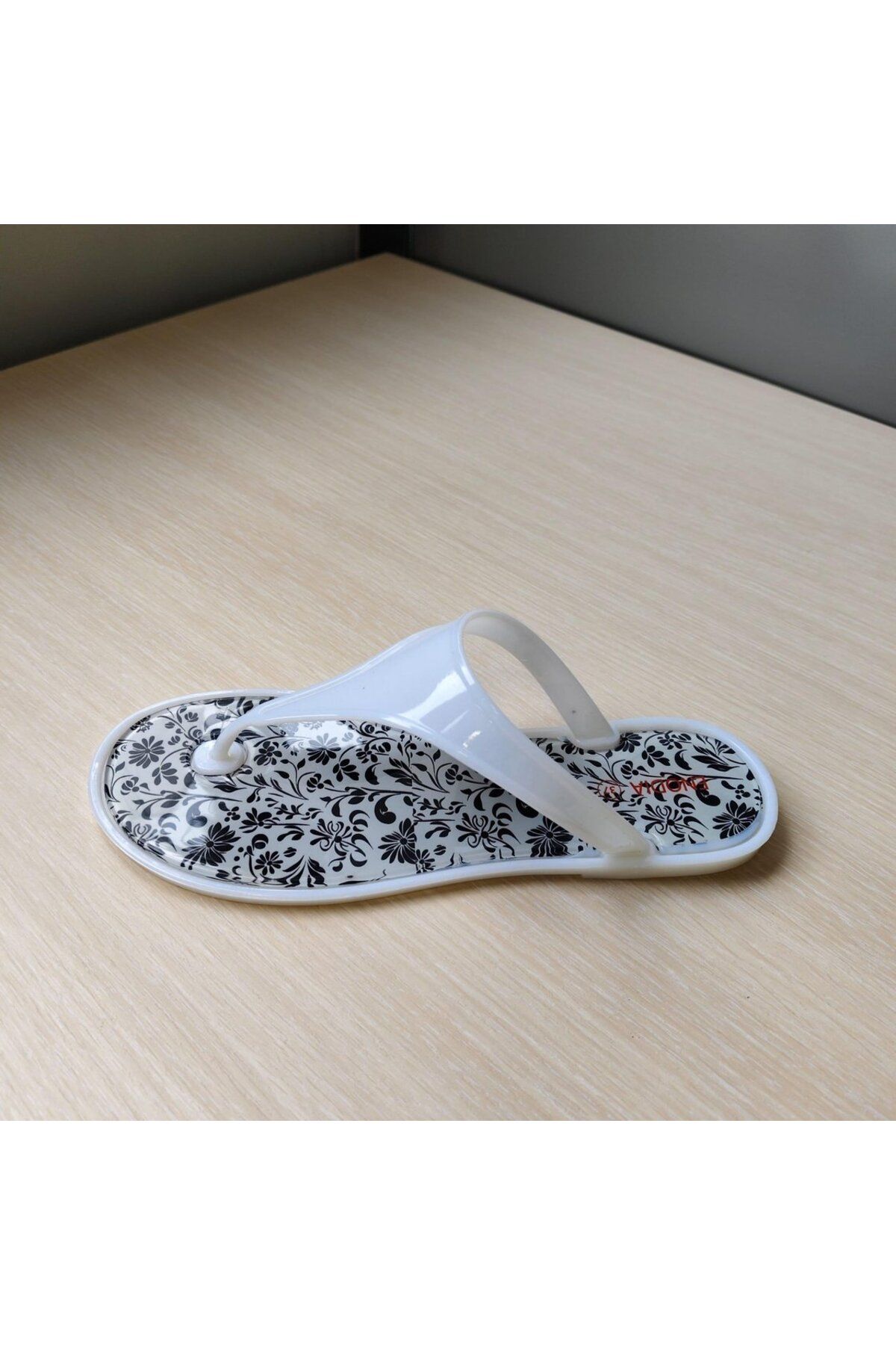 Enodia ÇİÇEKLİ DESENLİ BEYAZ JELLY PARMAK ARASI SANDALET