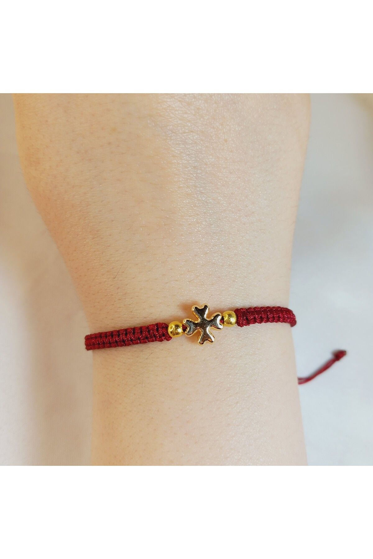 Crystal Atelier Bordo Altın Haç Figürlü El Yapımı Makrome Bileklik–Ayarlanabilir Unisex Şans ve Koruma Bileklik