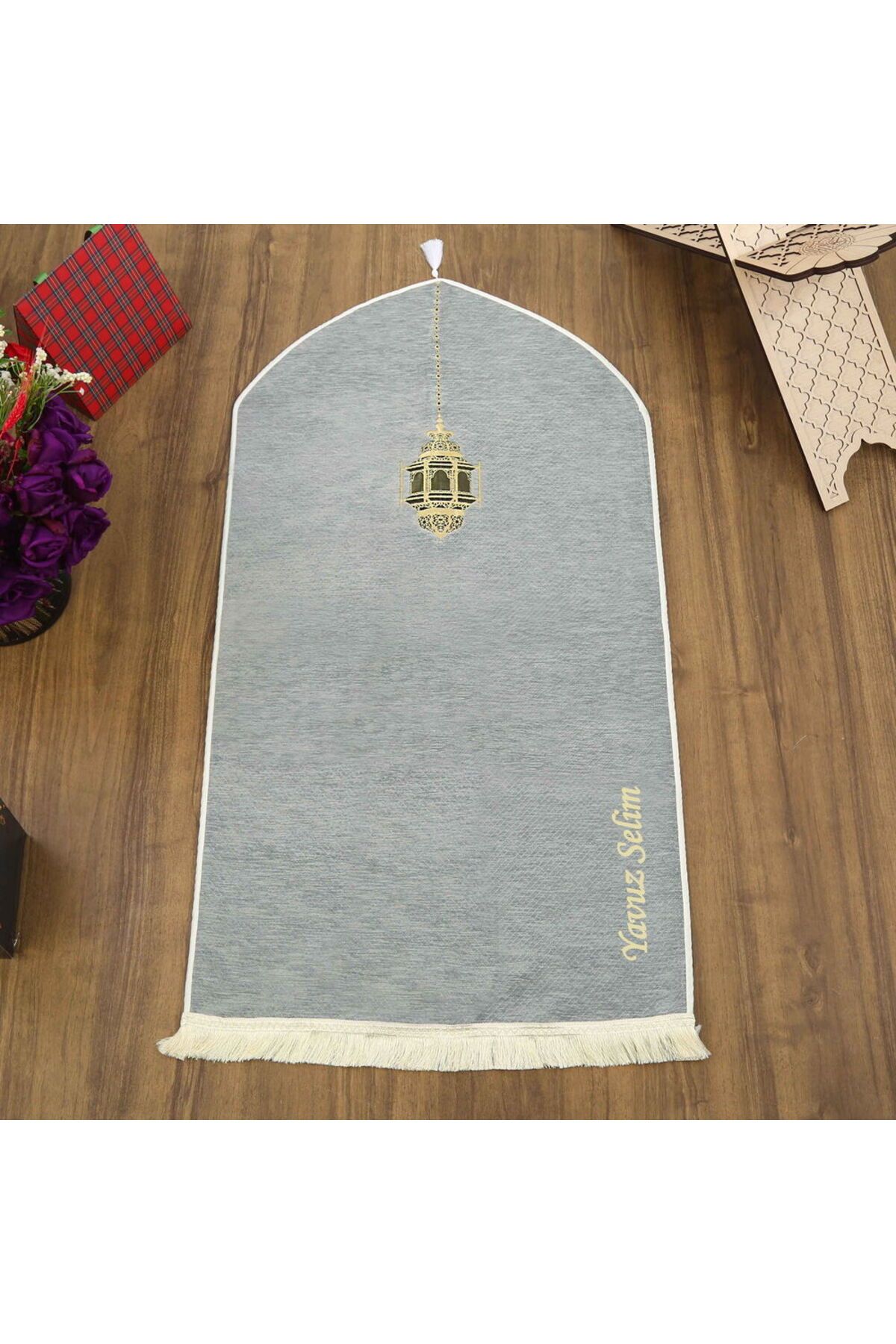 İkranur Mahya Desenli Lüks Astarlı Biyeli Şönil Seccade İsimli Gri (66X125cm) 565 gr