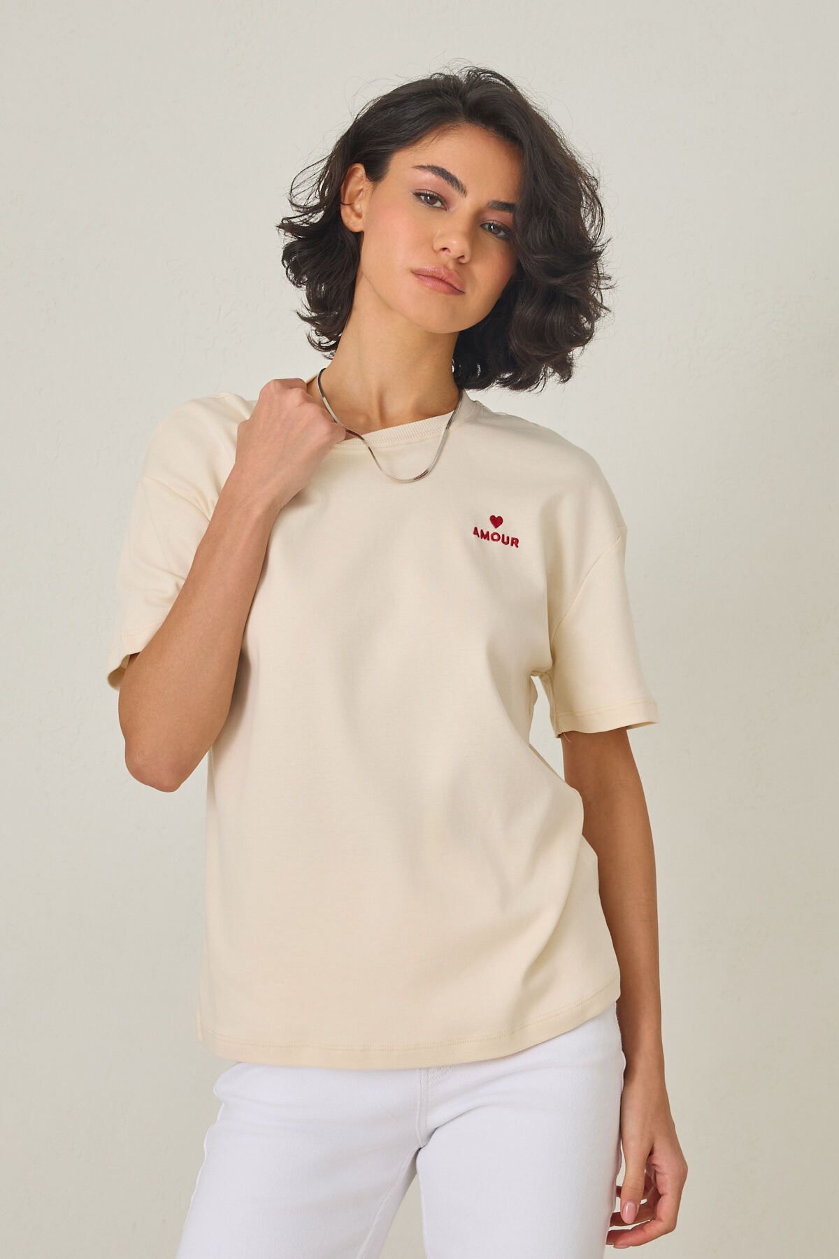 Amia&Co. Bej Baskılı Bisiklet Yaka Kısa Kollu Kalp Detaylı T-Shirt