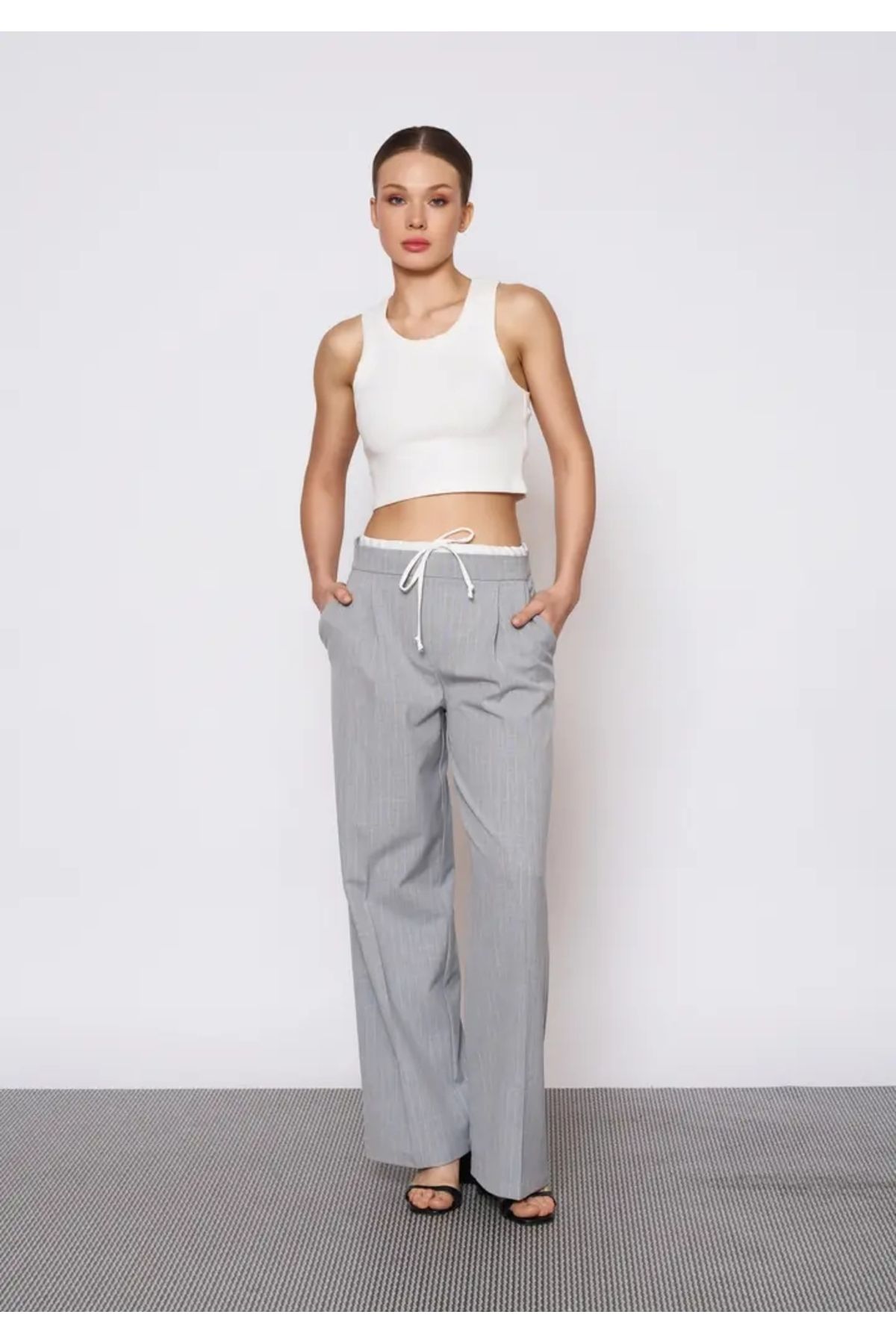 EUROFASHION Çift Bel Bantlı Yan Fermuarlı Pileli Çizgili Gri Pantolon