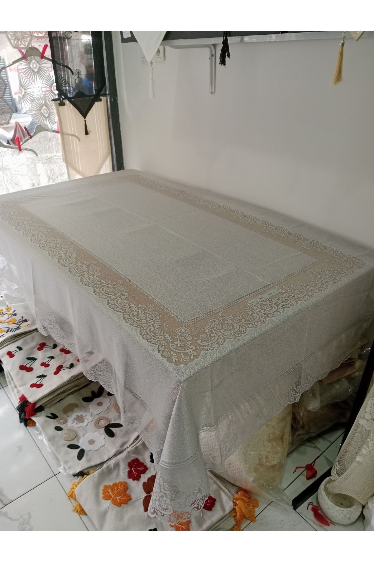 Elisam Leke Tutmaz Dertsiz Masa Örtüsü (Gri Desenli)