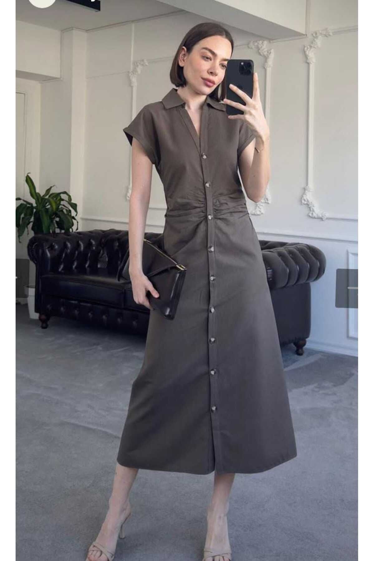 MODA LUNEANDCO KAHVERENGİ ÖNDEN DÜĞMELİ MİDİ BOY ELBİSE
