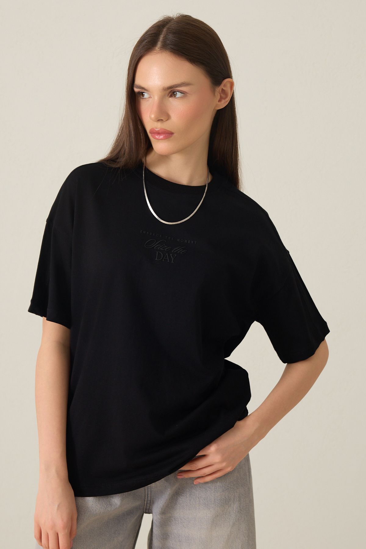 Amia&Co. Siyah Bisiklet Yaka Baskılı Kısa Kollu T-Shirt