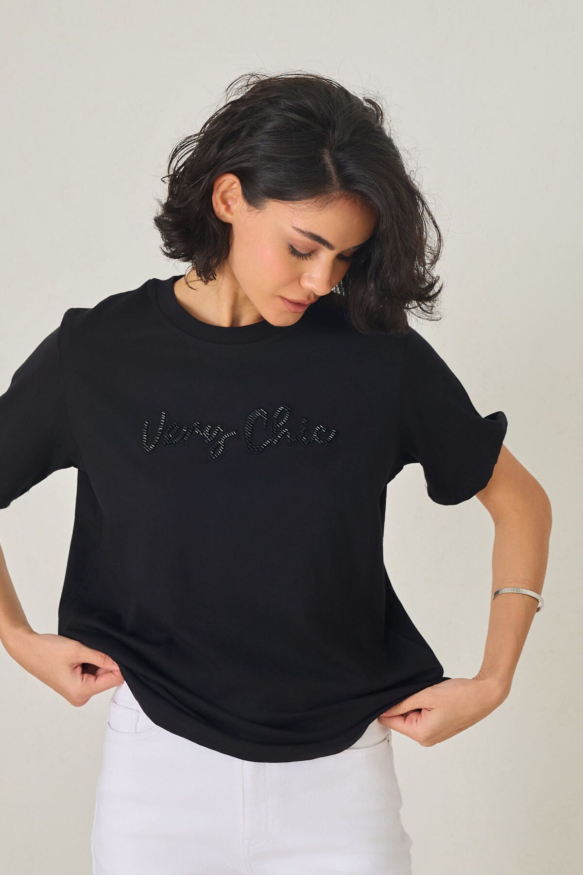 Amia&Co. Siyah İşleme Detaylı Bisiklet Yaka Baskılı Kısa Kollu T-Shirt