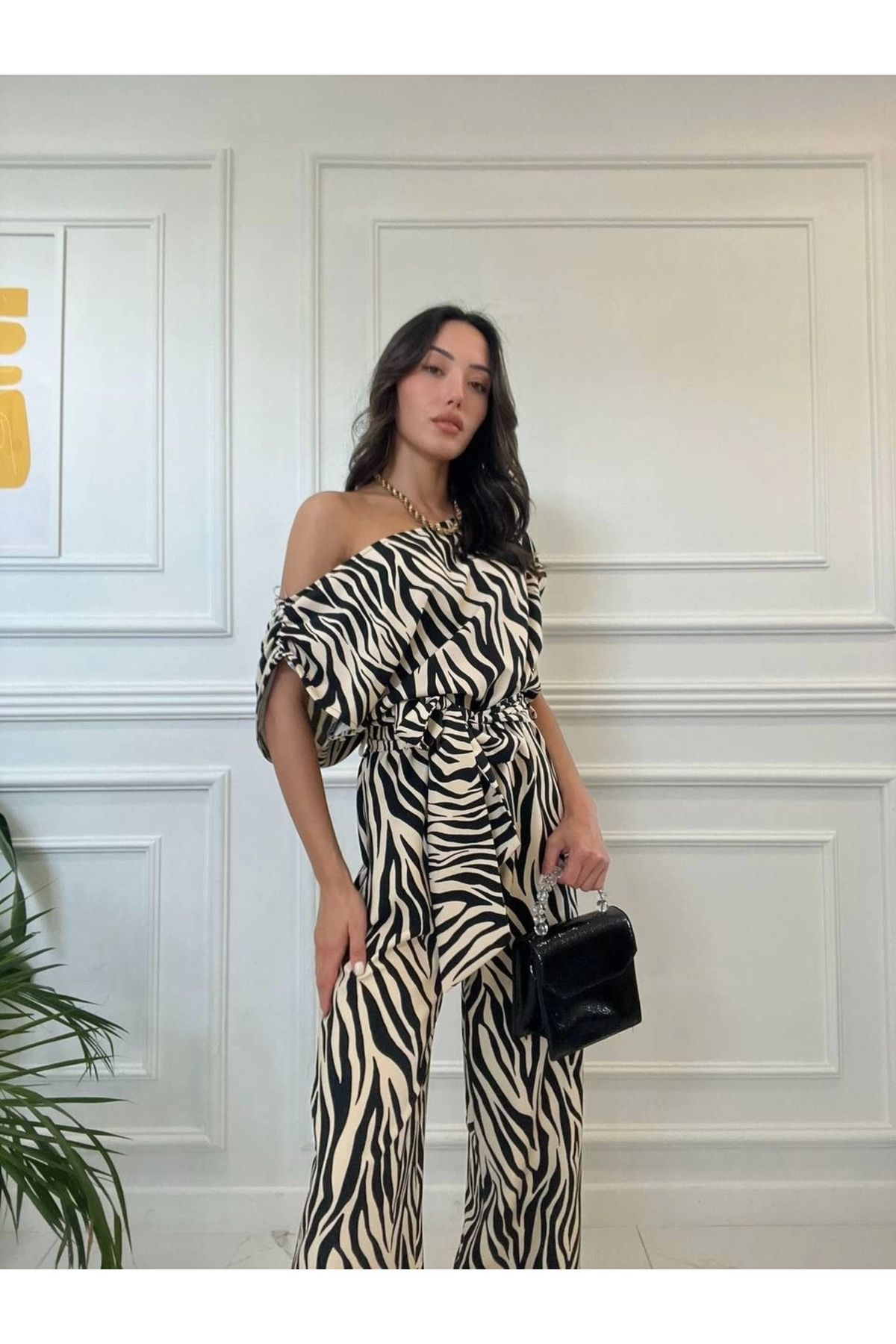 Ecenin Favorileri Tek Omuz Zebra Desenli Kuşaklı Kadın Tulum