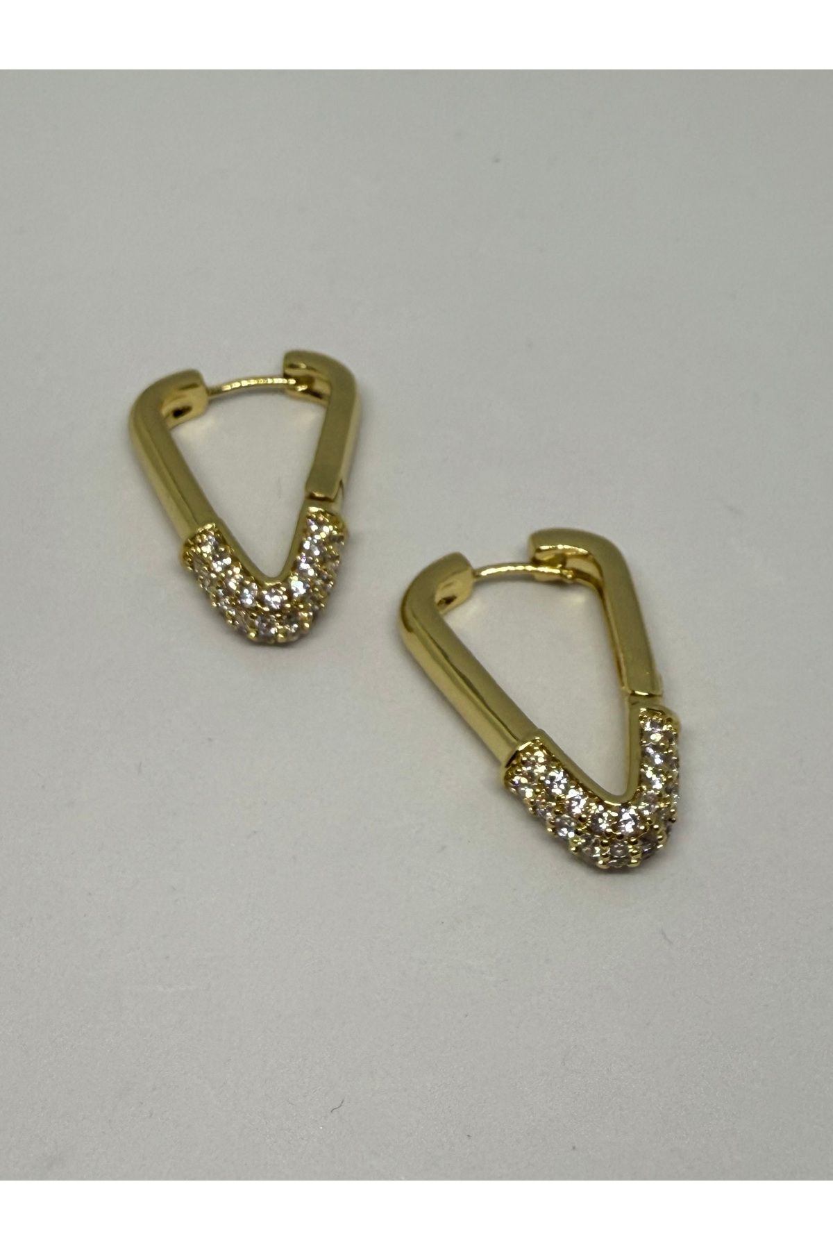 Gulsah's Store Xuping gold zirkon taş detaylı V küpe